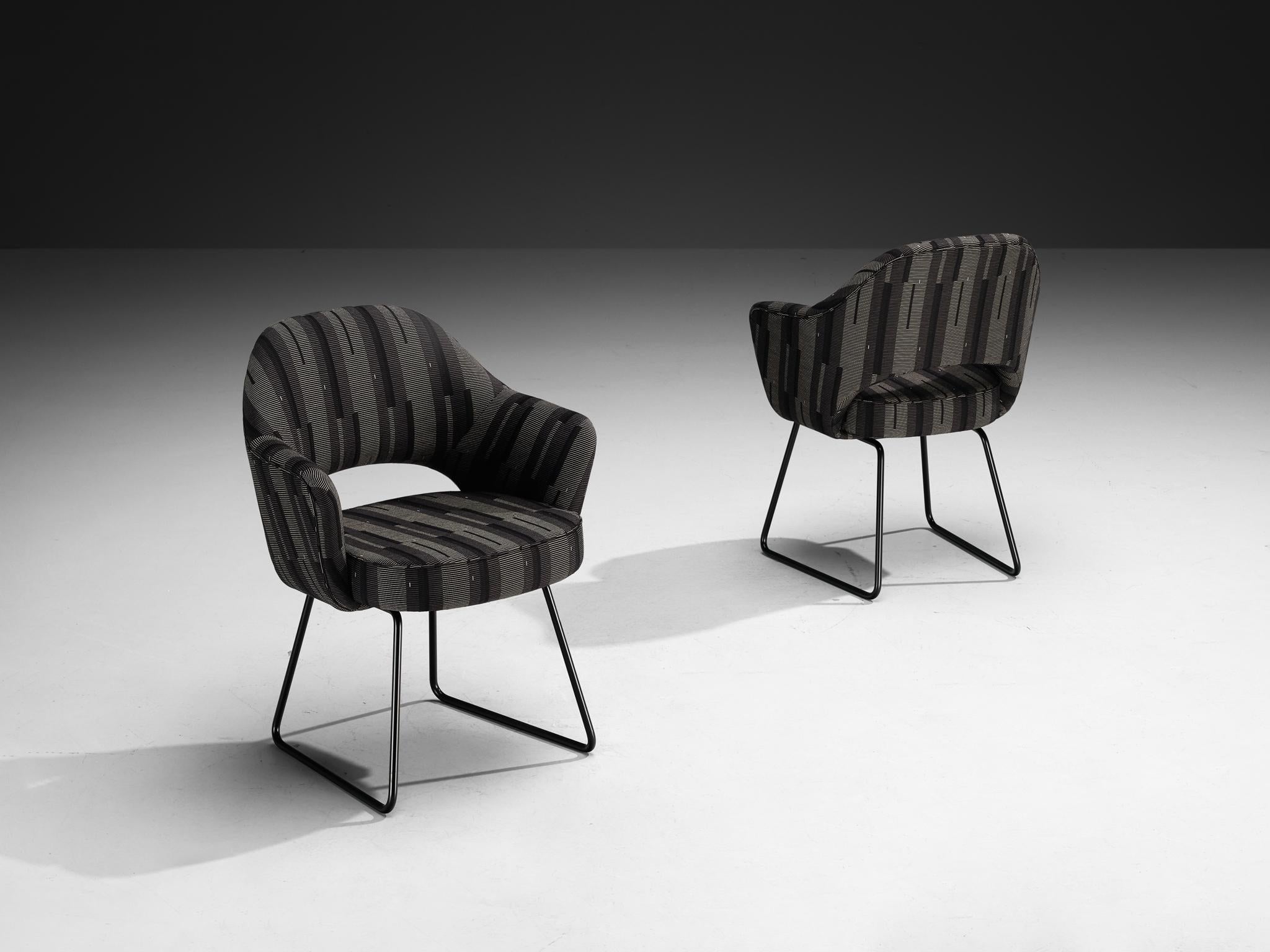 Eero Saarinen pour Knoll International, paire de fauteuils 'Conference', tissu, acier laqué, France, Paris, conçu en 1957

Ces fauteuils ont été commandés par le siège de l'UNESCO situé à Paris. Ce bâtiment emblématique a été achevé le 3(three) 1958
