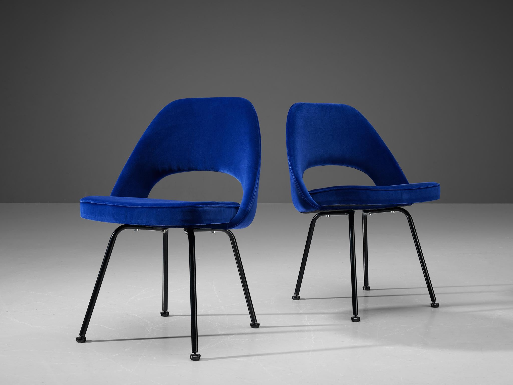 Eero Saarinen for Knoll, dining chairs in metal and velvet fabric by Pierre Frey, United States, 1970s. 

Pair of iconic dining chairs designed by Eero Saarinen for Knoll International. A fluid, sculptural form. This organic shaped chair has a