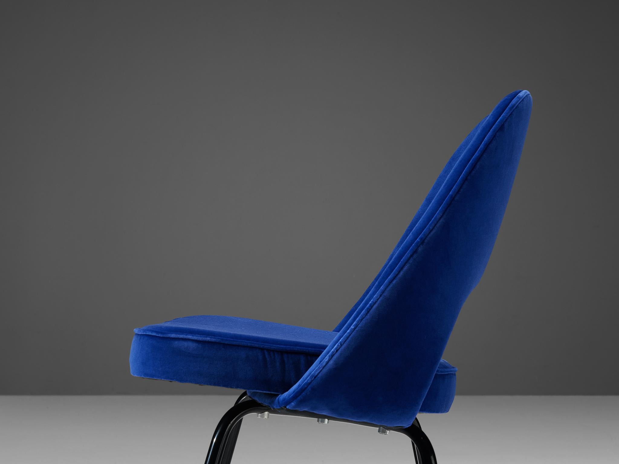 Eero Saarinen for Knoll Pair of Dining Chairs in Lapis Lazuli Velvet Upholstery In Good Condition In Waalwijk, NL
