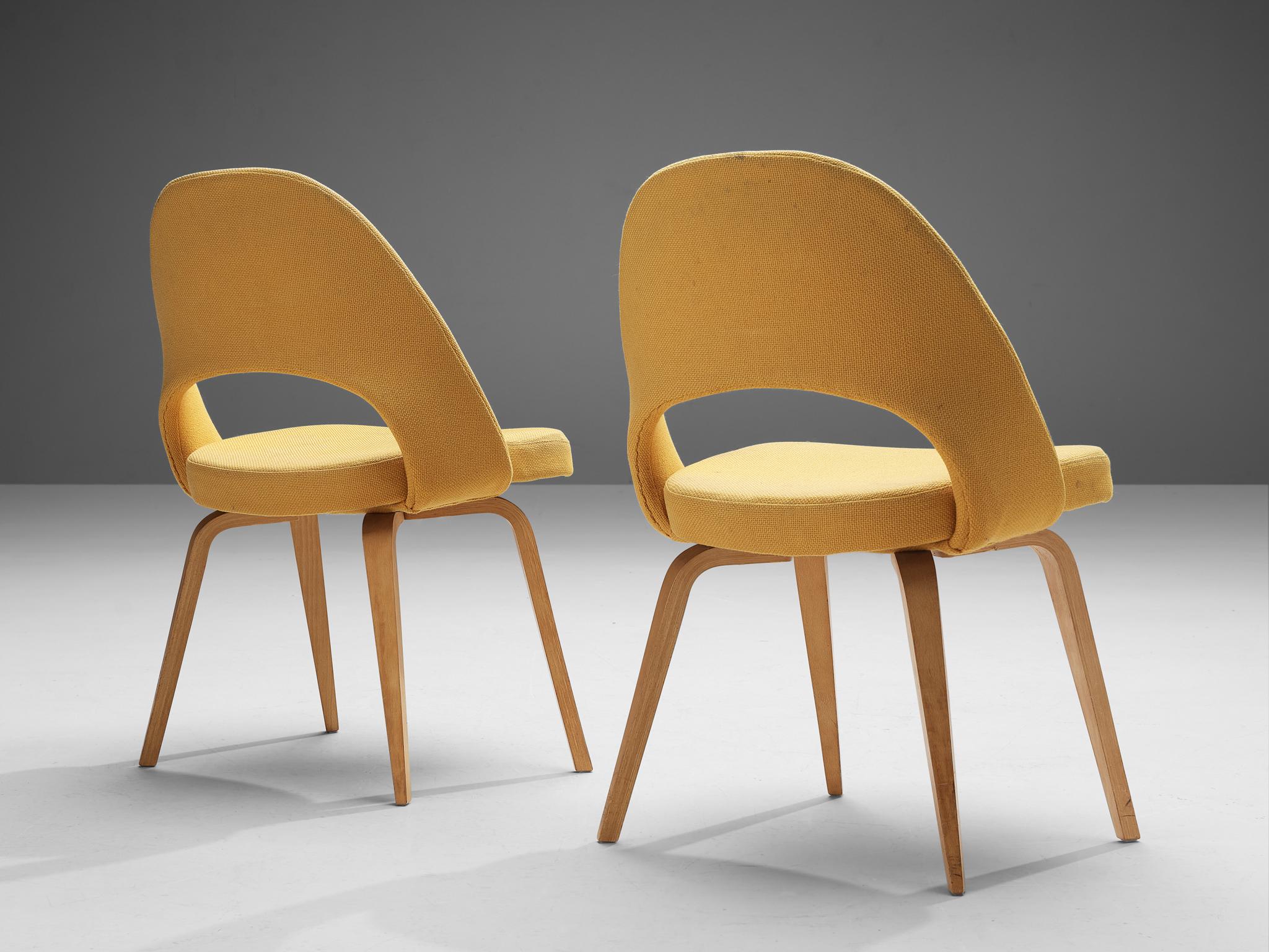 Américain Paire de chaises de salle à manger en tissu jaune Eero Saarinen pour Knoll  en vente