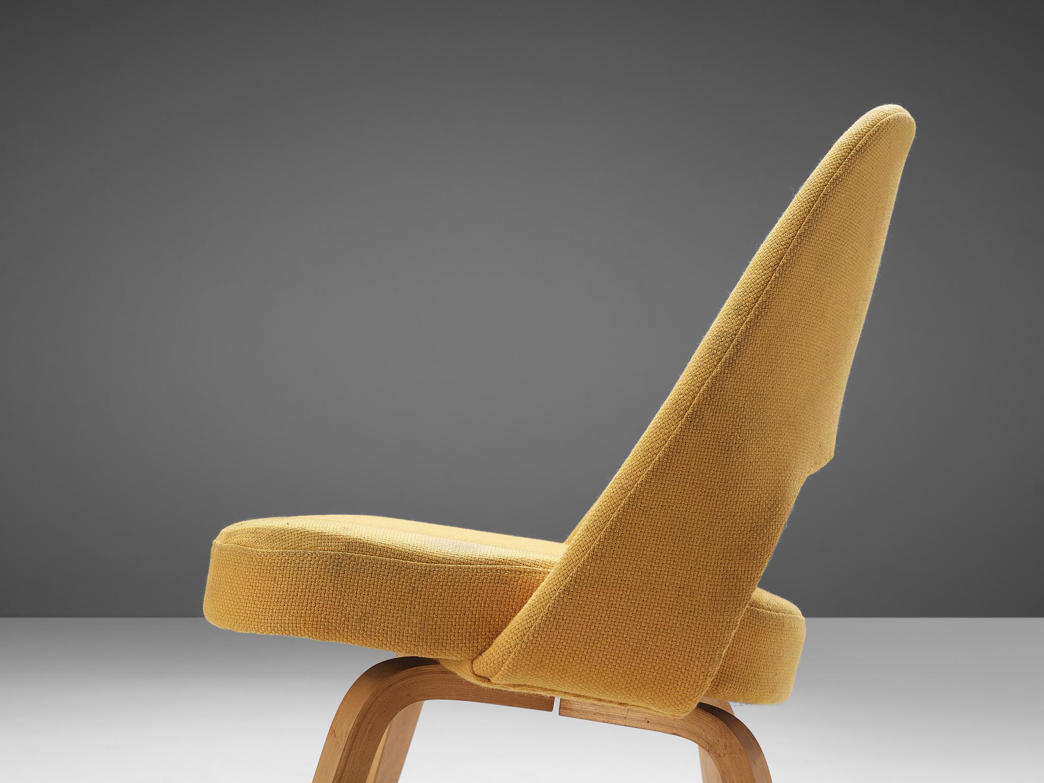 Paire de chaises de salle à manger en tissu jaune Eero Saarinen pour Knoll  Bon état - En vente à Waalwijk, NL