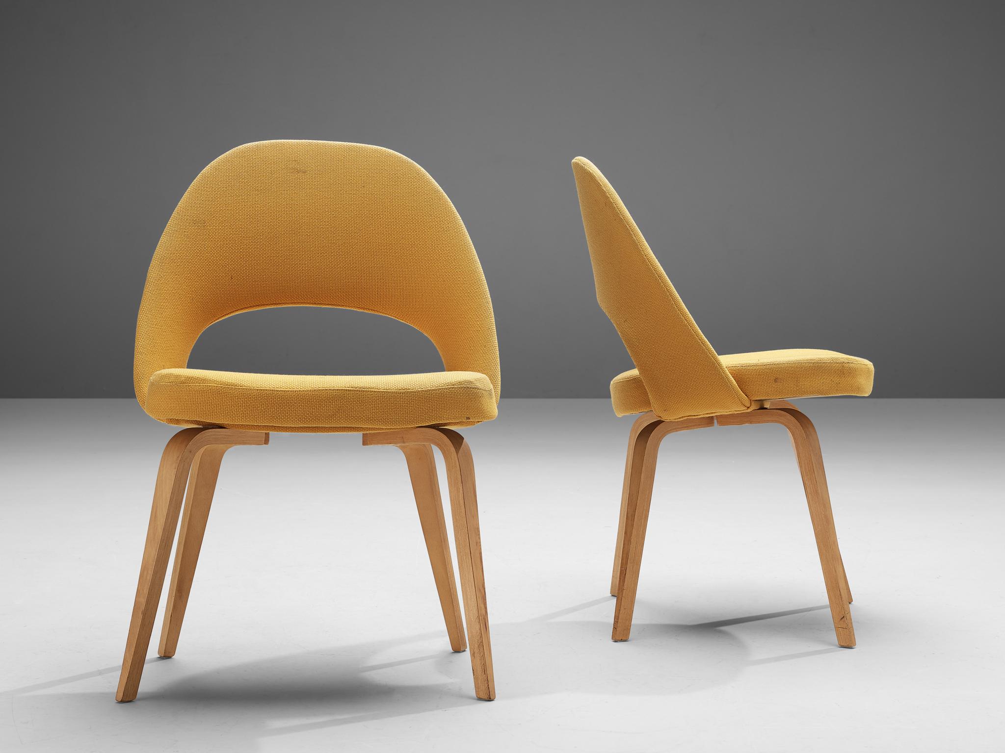 20ième siècle Paire de chaises de salle à manger en tissu jaune Eero Saarinen pour Knoll  en vente