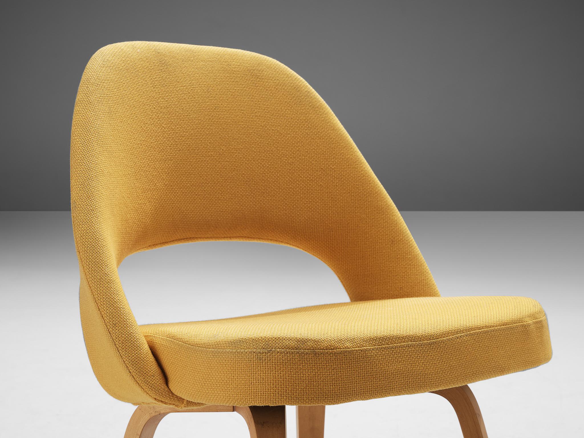 Tissu Paire de chaises de salle à manger en tissu jaune Eero Saarinen pour Knoll  en vente