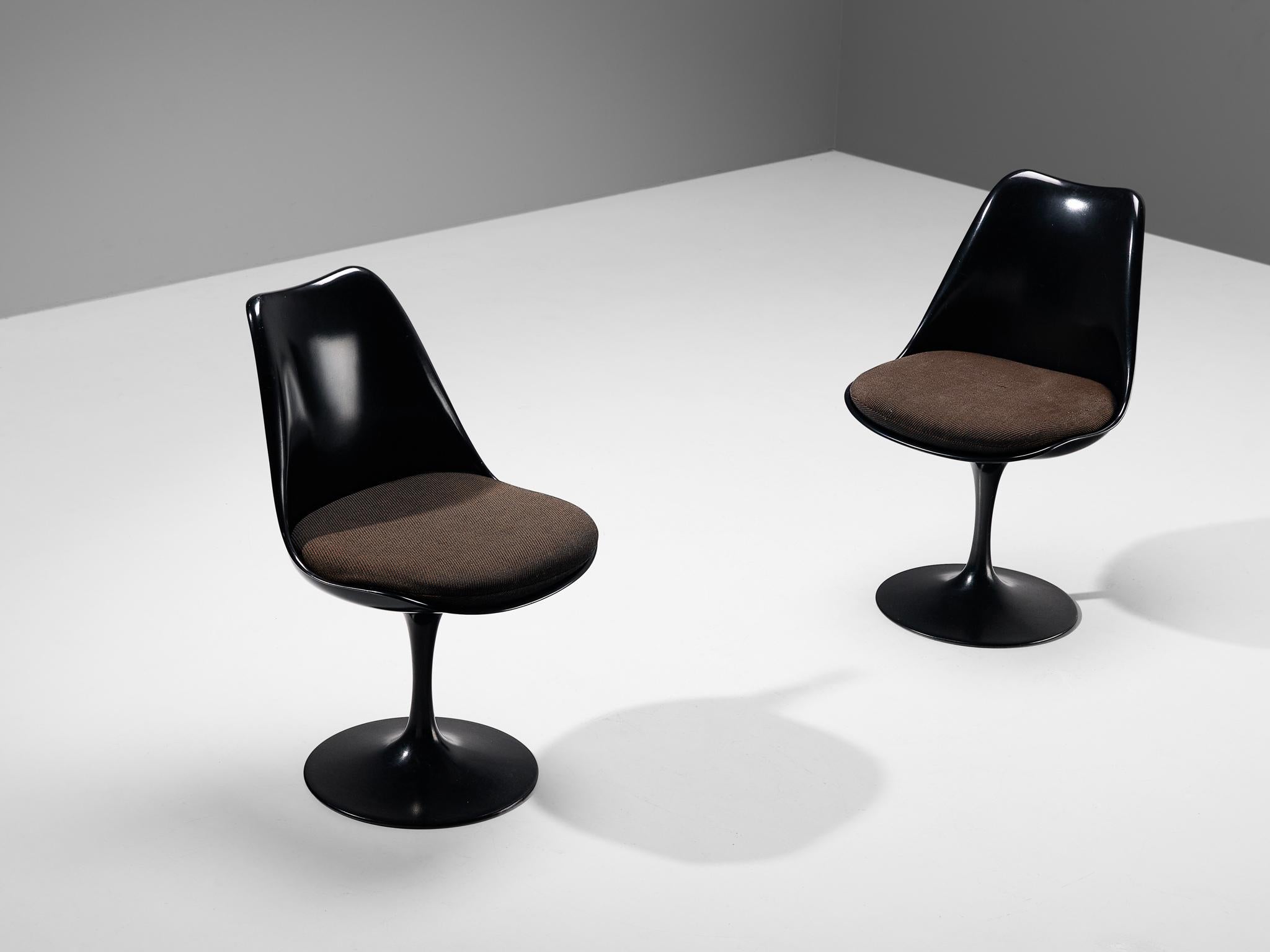 Eero Saarinen pour Knoll, paire de chaises de salle à manger fixes 'Tulip', modèle 151C, fibre de verre, aluminium, tissu, États-Unis, design 1955-57, production 1950s/1960s

Cette paire de chaises de salle à manger de couleur noire fait partie de