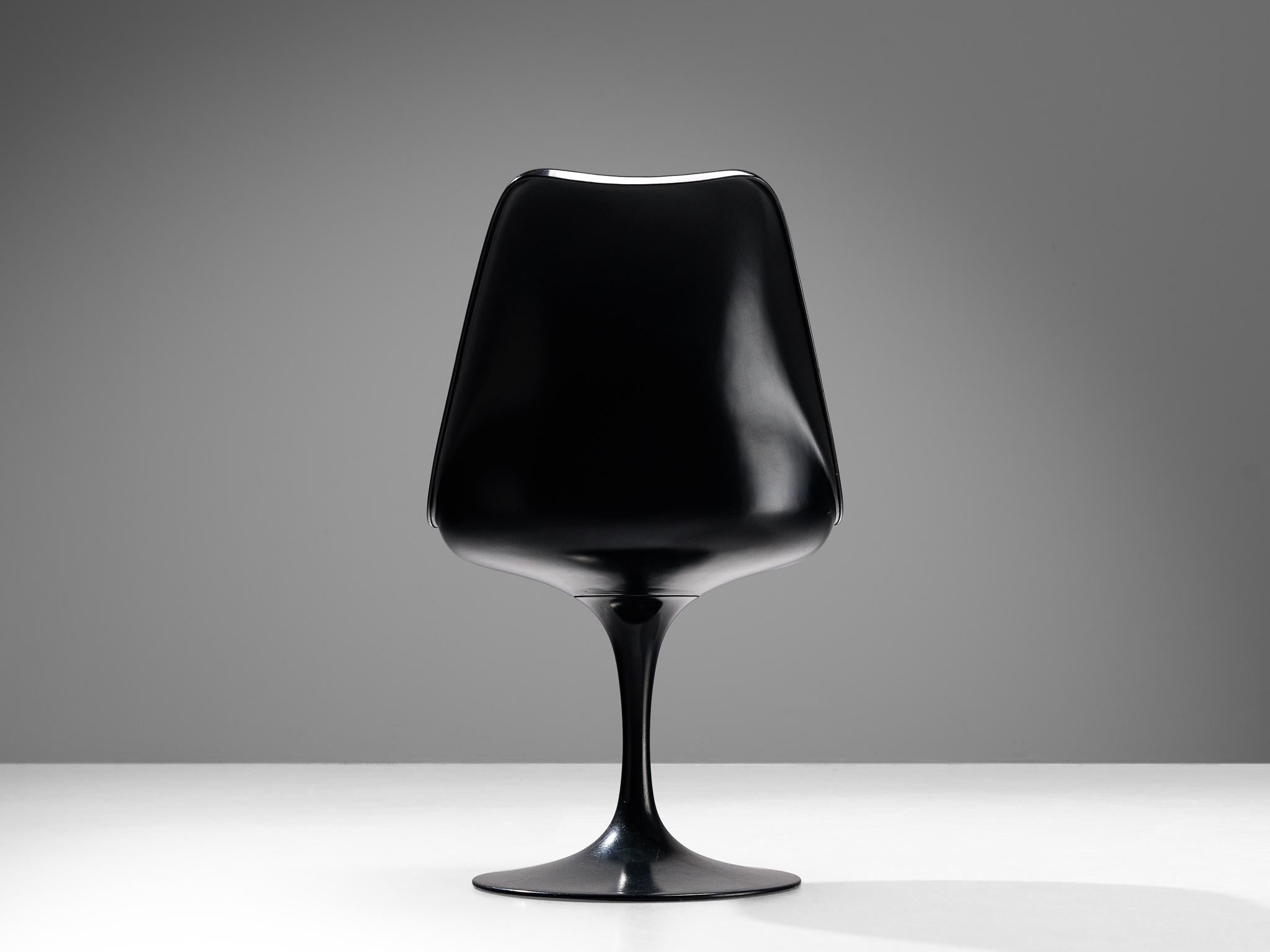 Américain Paire de chaises de salle à manger Tulip en fibre de verre noire d'Eero Saarinen pour Knoll en vente