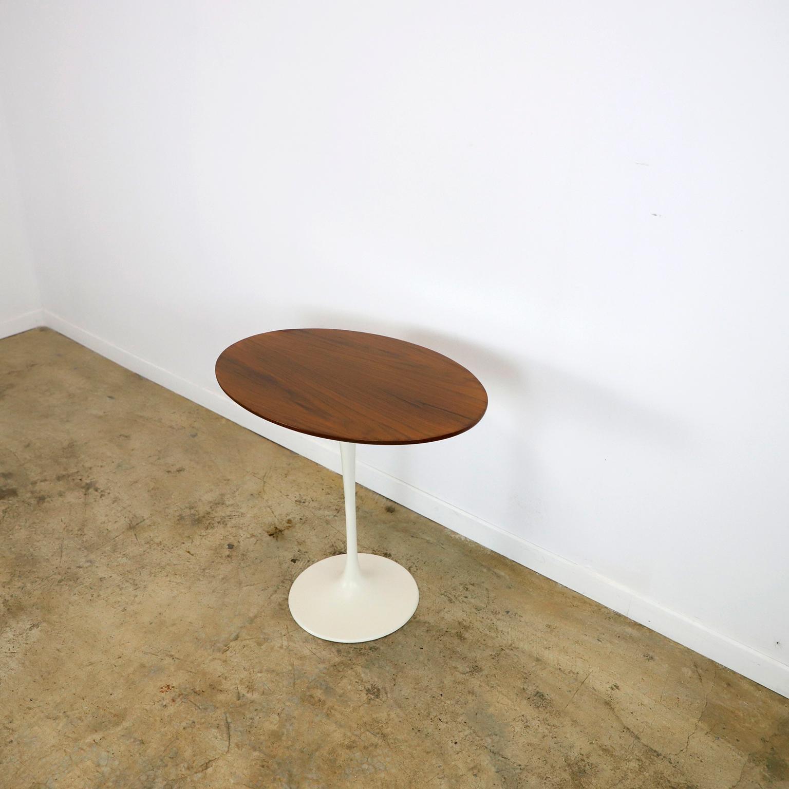 Circa 1960s nous offrons ce Mid-Century Modern Eero Saarinen for Knoll Rare Oval Tulip Side Table made in the Knoll factory that was installed in Mexico. Le socle blanc est en aluminium moulé. La table Tulip est très frappante et peut également être