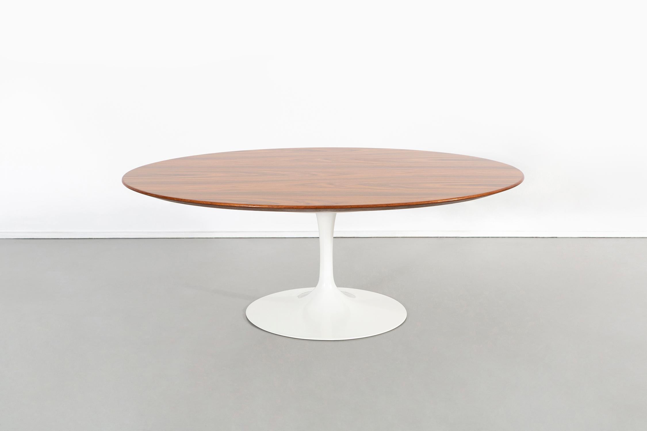 Couchtisch

entworfen von Eero Saarinen für Knoll

USA, ca. 2007 - 50. Jubiläumsausgabe

Palisanderholz und Aluminiumguss

Maße: 15 ?