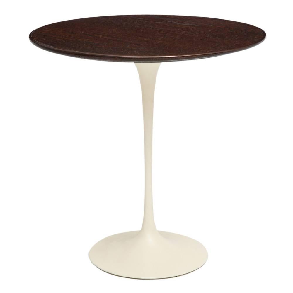 Saarinen side table Knoll wood signed. Round top pedestal table with dark brown espresso finish. Aluminum base professionally repainted. Retains original Knoll paper shipping label on underside of the top. Underside of base has felt.