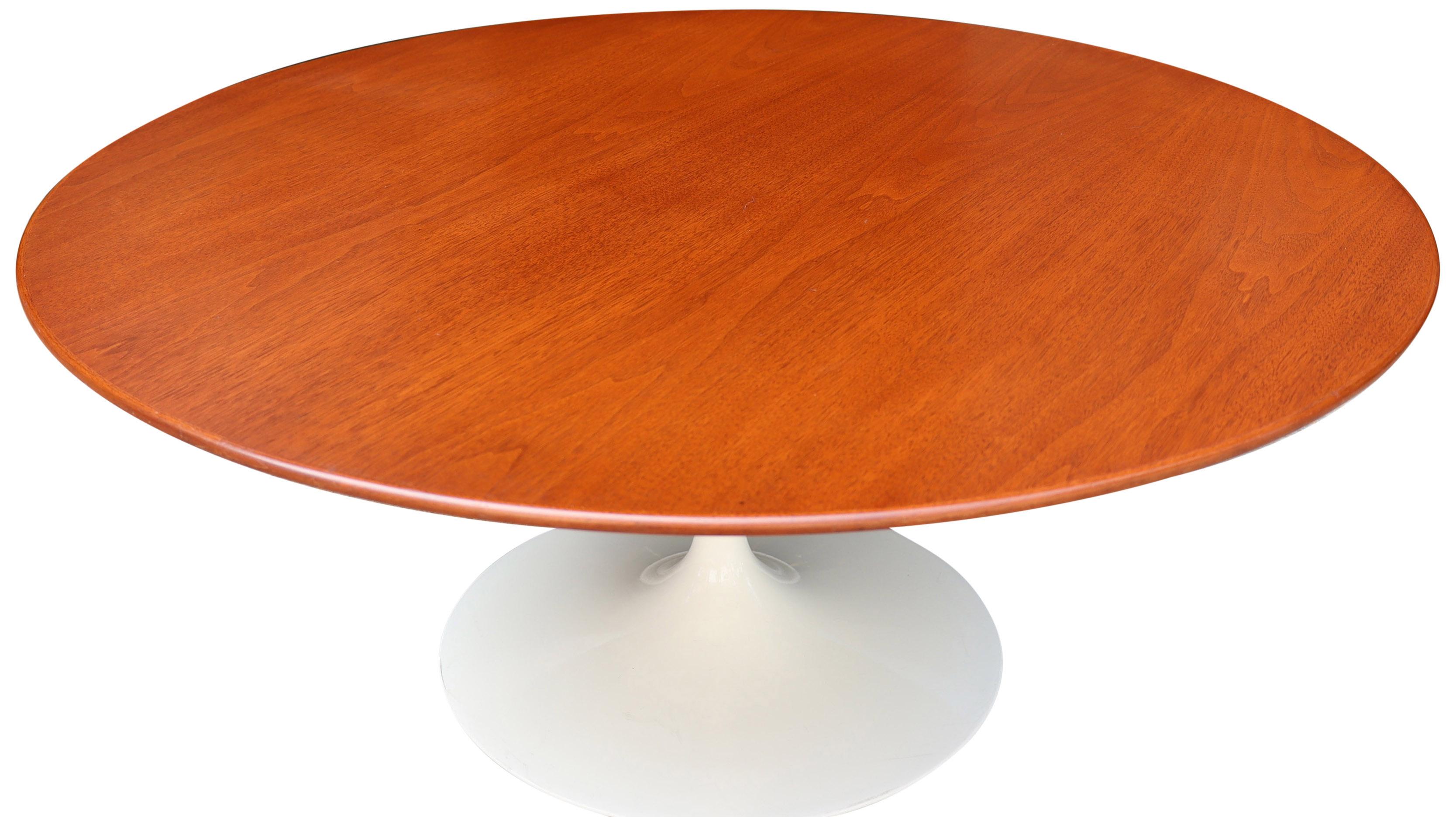 Eero Saarinen for Knoll Round Tulip Coffee Table In Good Condition In BROOKLYN, NY