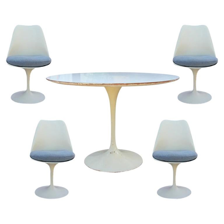Eero Saarinen for Knoll Round Tulip Dining Table and Set of Four Chairs