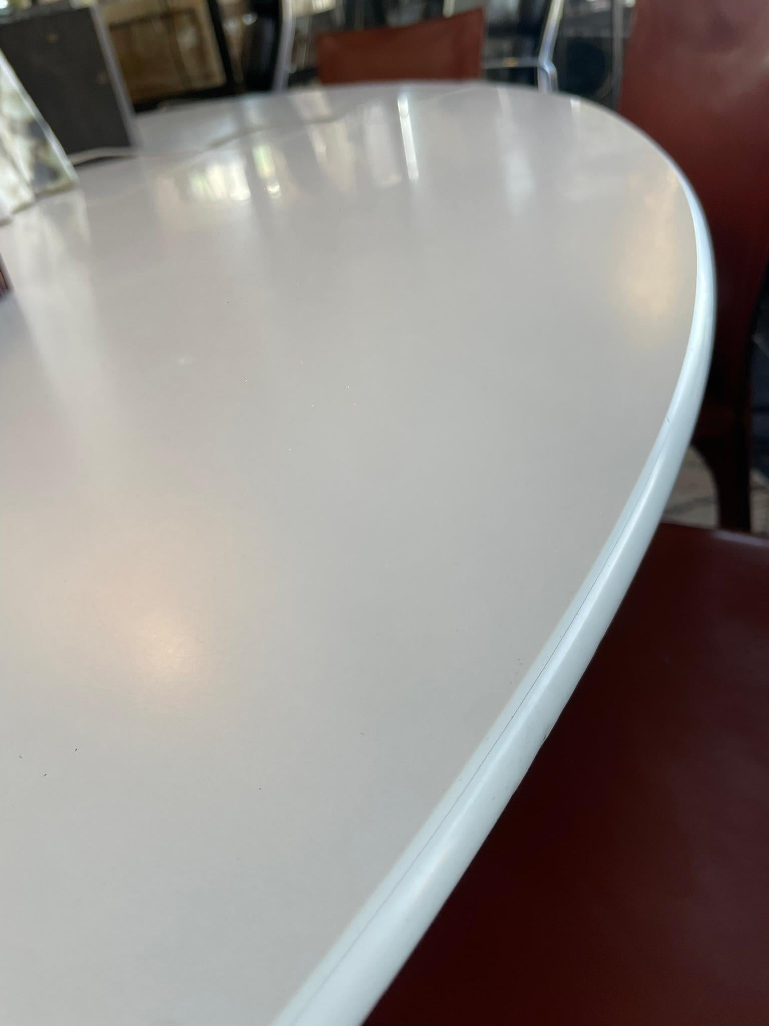American Eero Saarinen for Knoll Round 