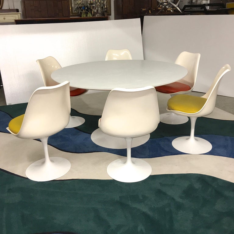 Eero Saarinen for Knoll Round Tulip Dining Table with Six Tulip Chairs