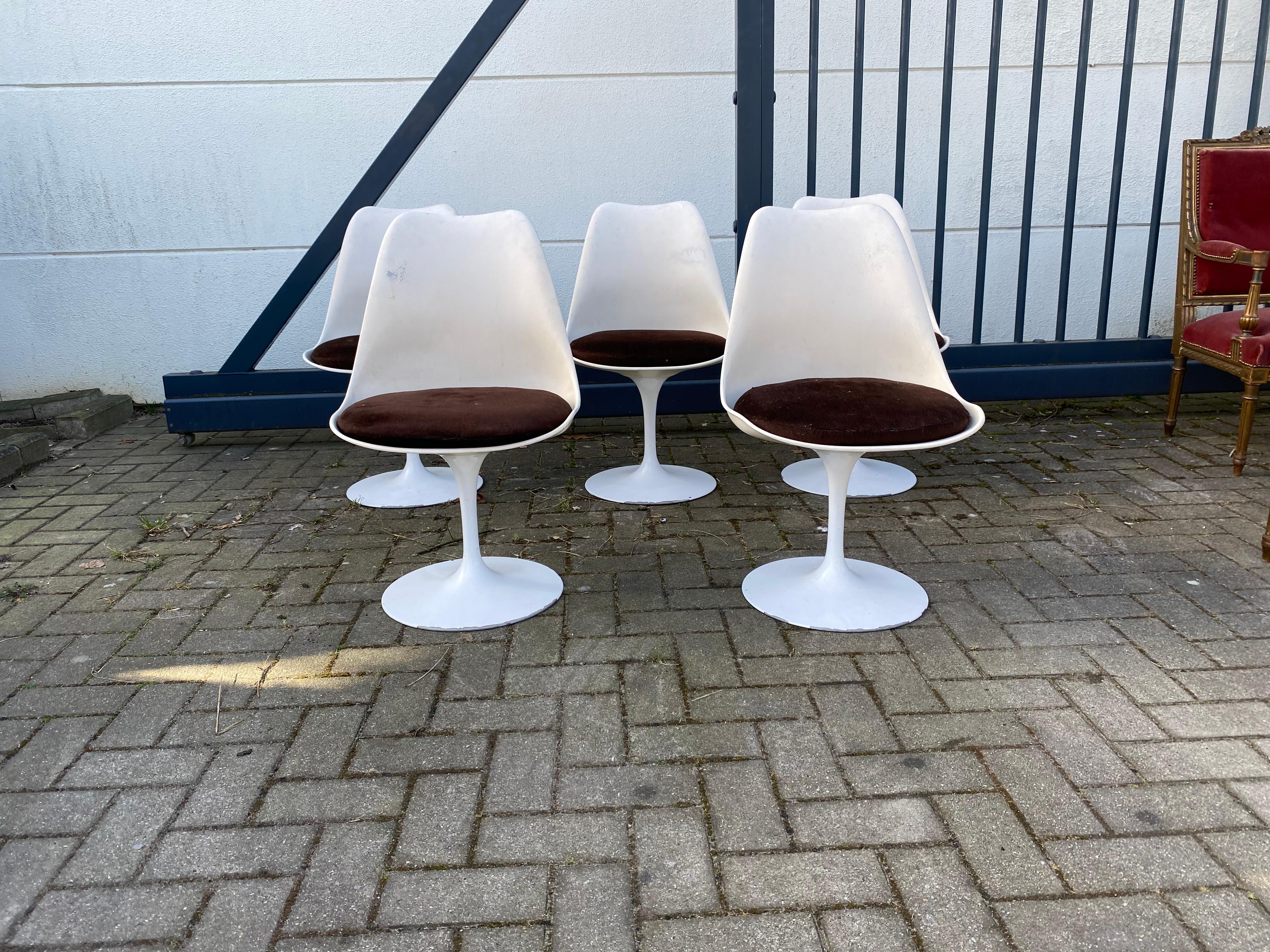 Aluminum Eero Saarinen  for Knoll Set Including 1 Table and 5 Chairs + 1 circa 1970 For Sale