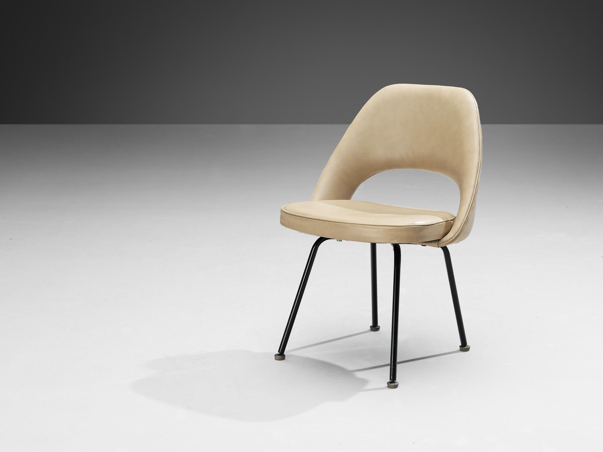 Set aus vier Esszimmerstühlen aus beigem Leder von Eero Saarinen für Knoll  im Angebot 4