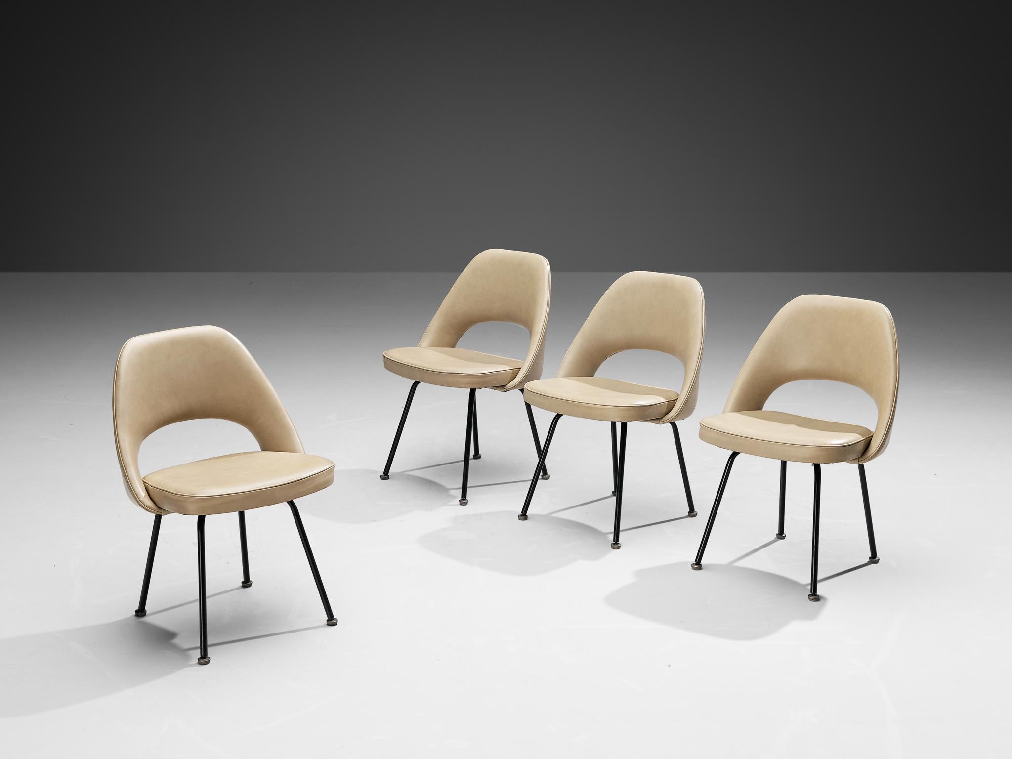 Eero Saarinen pour Knoll, ensemble de quatre chaises de salle à manger, modèle '72', acier laqué, cuir, États-Unis, design 1948, production ultérieure

Ensemble de quatre chaises de forme organique conçues par Eero Saarinen. Une forme fluide et