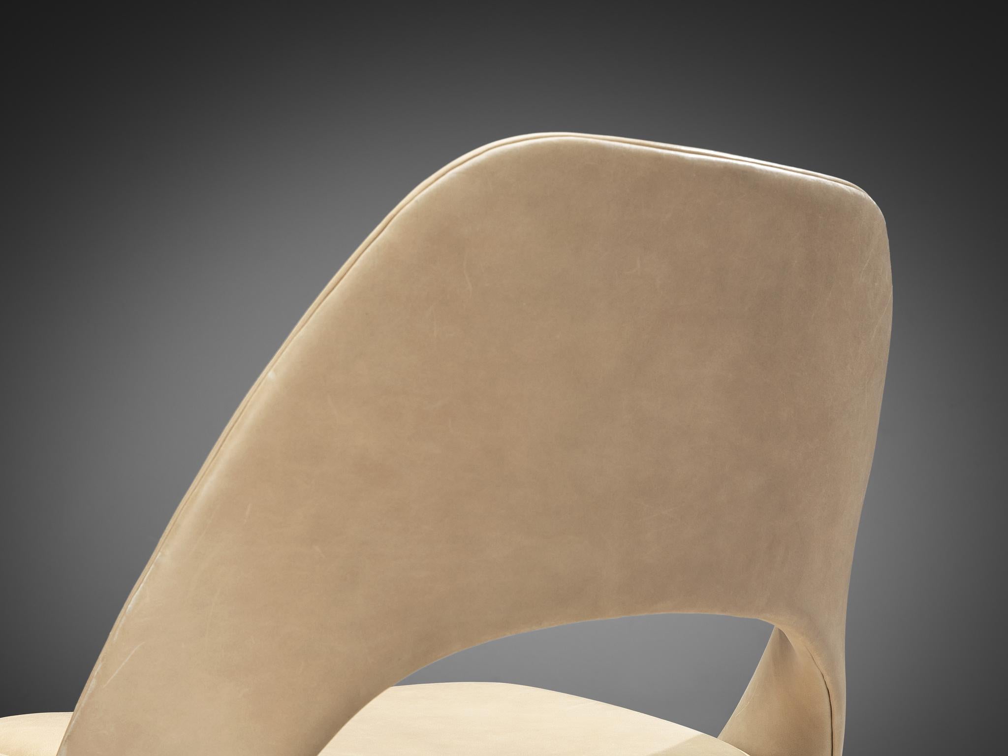Mid-Century Modern Ensemble de quatre chaises de salle à manger en cuir beige Eero Saarinen pour Knoll  en vente
