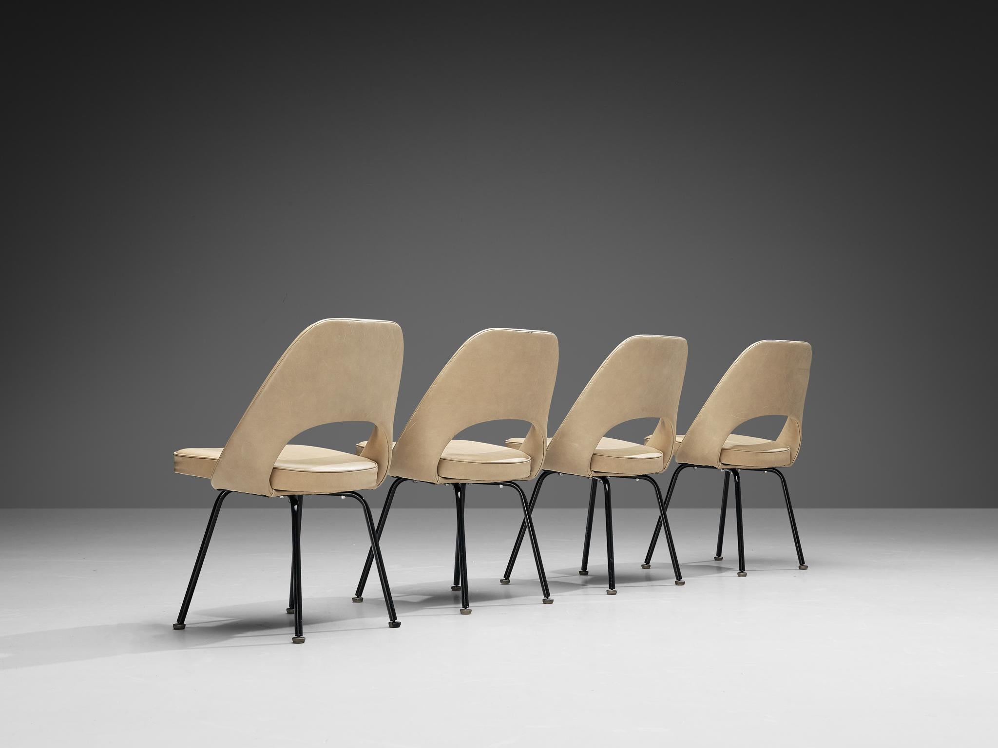 Set aus vier Esszimmerstühlen aus beigem Leder von Eero Saarinen für Knoll  im Zustand „Gut“ im Angebot in Waalwijk, NL