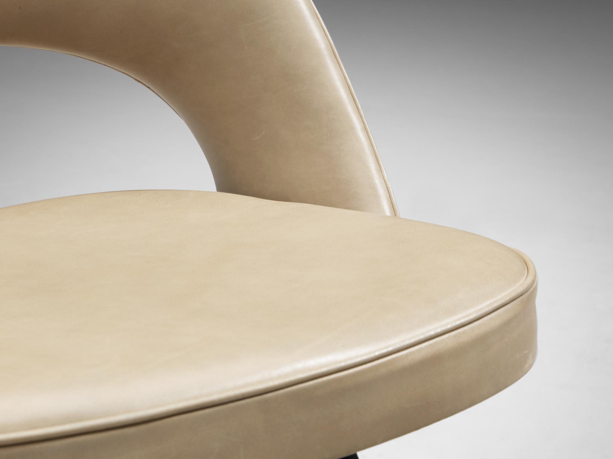 Métal Ensemble de quatre chaises de salle à manger en cuir beige Eero Saarinen pour Knoll  en vente