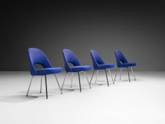 Ensemble de quatre chaises de salle à manger en tissu bleu Eero Saarinen pour Knoll