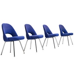 Ensemble de quatre chaises de salle à manger en tissu bleu Eero Saarinen pour Knoll