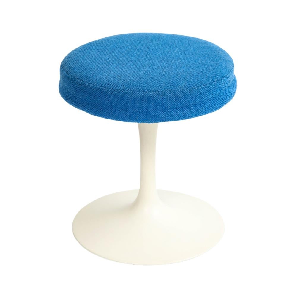 Eero Saarinen for Knoll Tabouret pivotant, bleu, blanc Signé. D'après le livre de Steven et Linda Rouland (1999), 