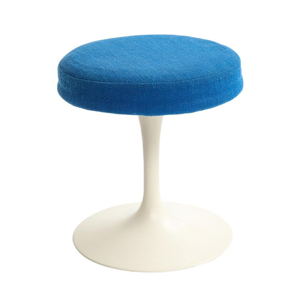 Eero Saarinen Knoll Tulip Stool, Swivel, Blue, White, Signed In Good Condition For Sale In New York, NY