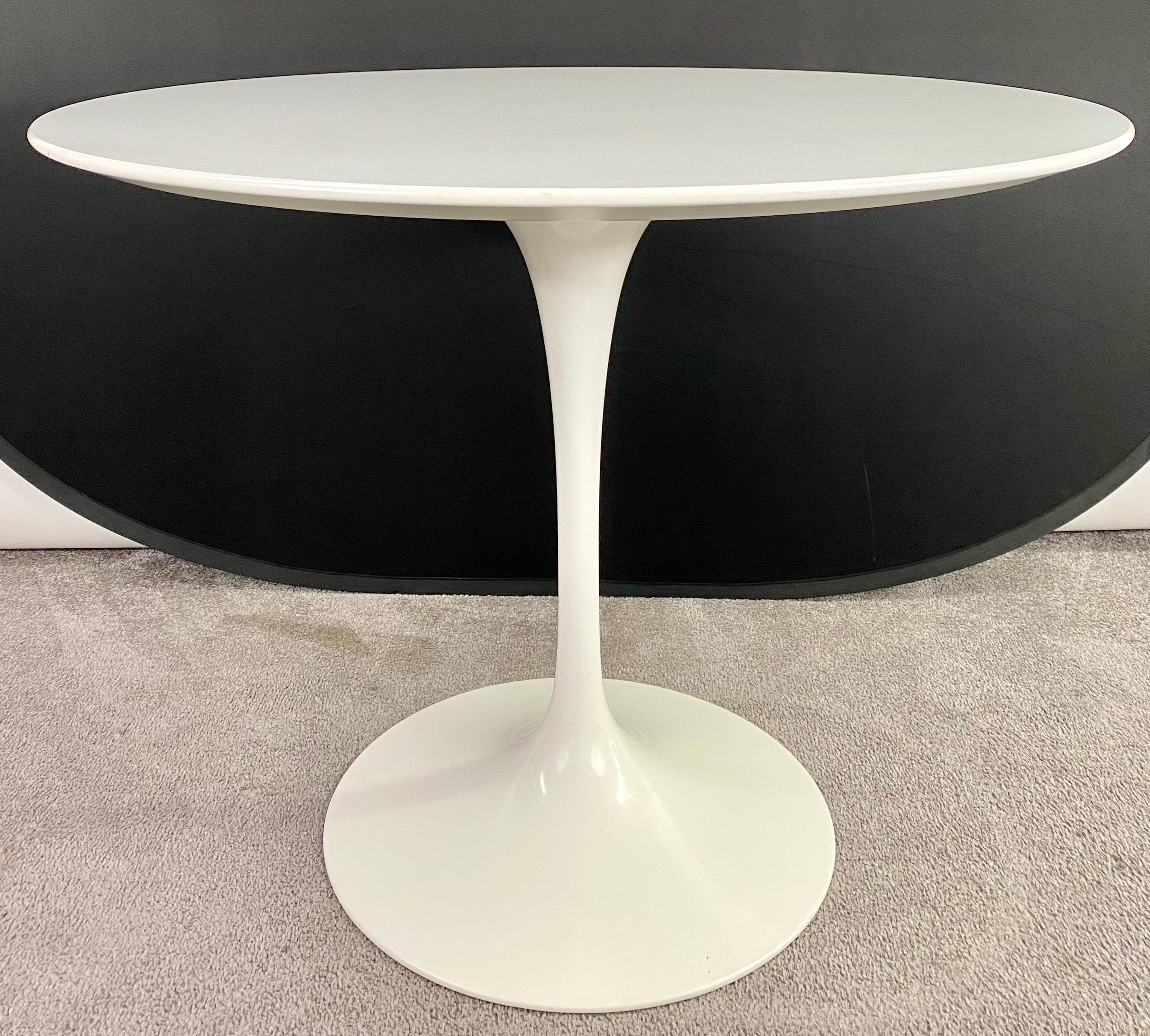 Eero Saarinen for Knoll Studios MCM Tulip White Dining or Center Table, Signed  In Good Condition In Plainview, NY