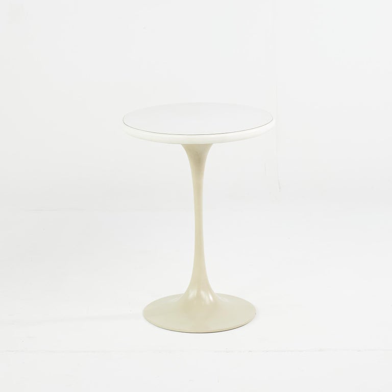 Eero Saarinen for Knoll Style Mid-Century Oval Tulip Tables, a Pair For Sale 3