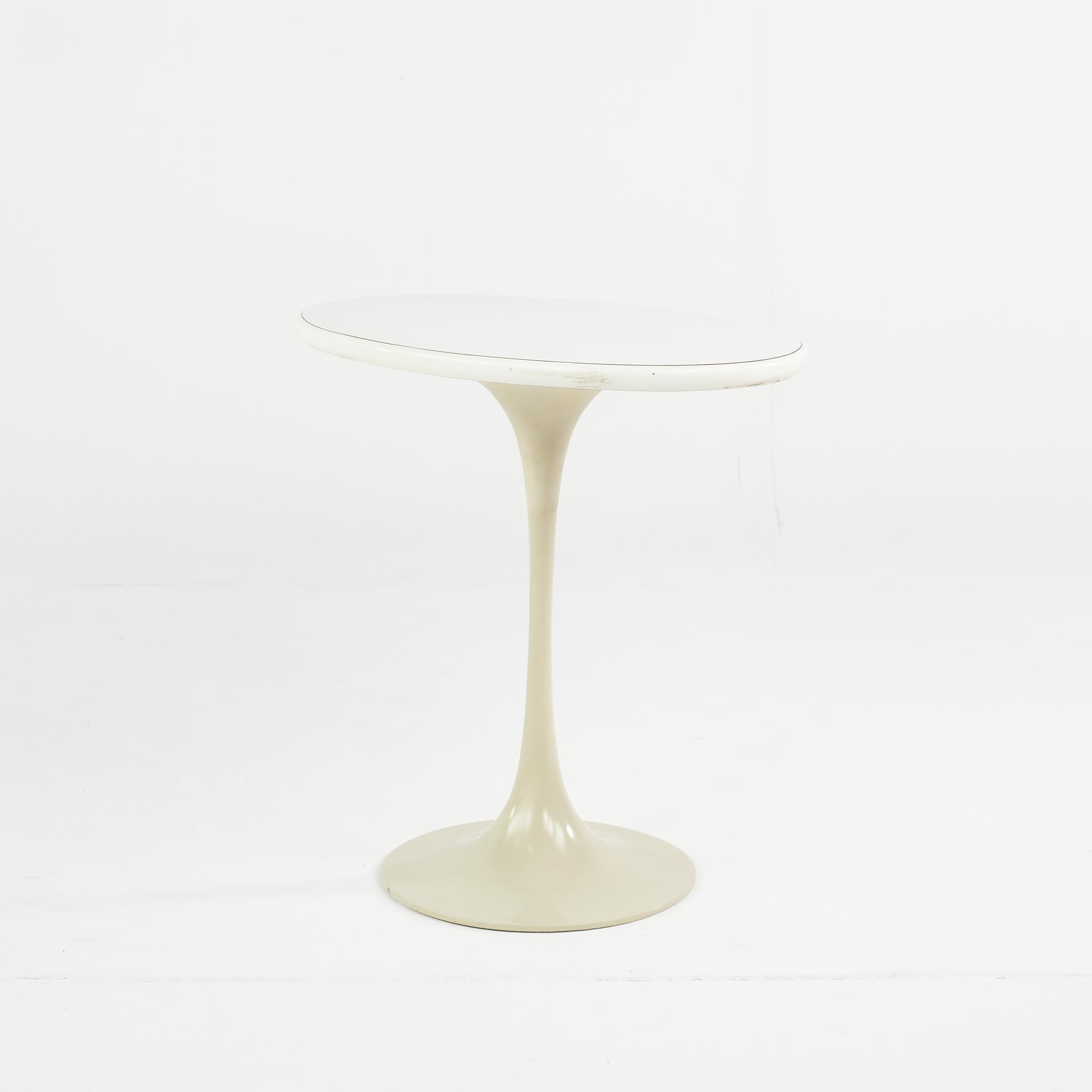 Late 20th Century Eero Saarinen for Knoll Style Mid-Century Oval Tulip Tables, a Pair For Sale