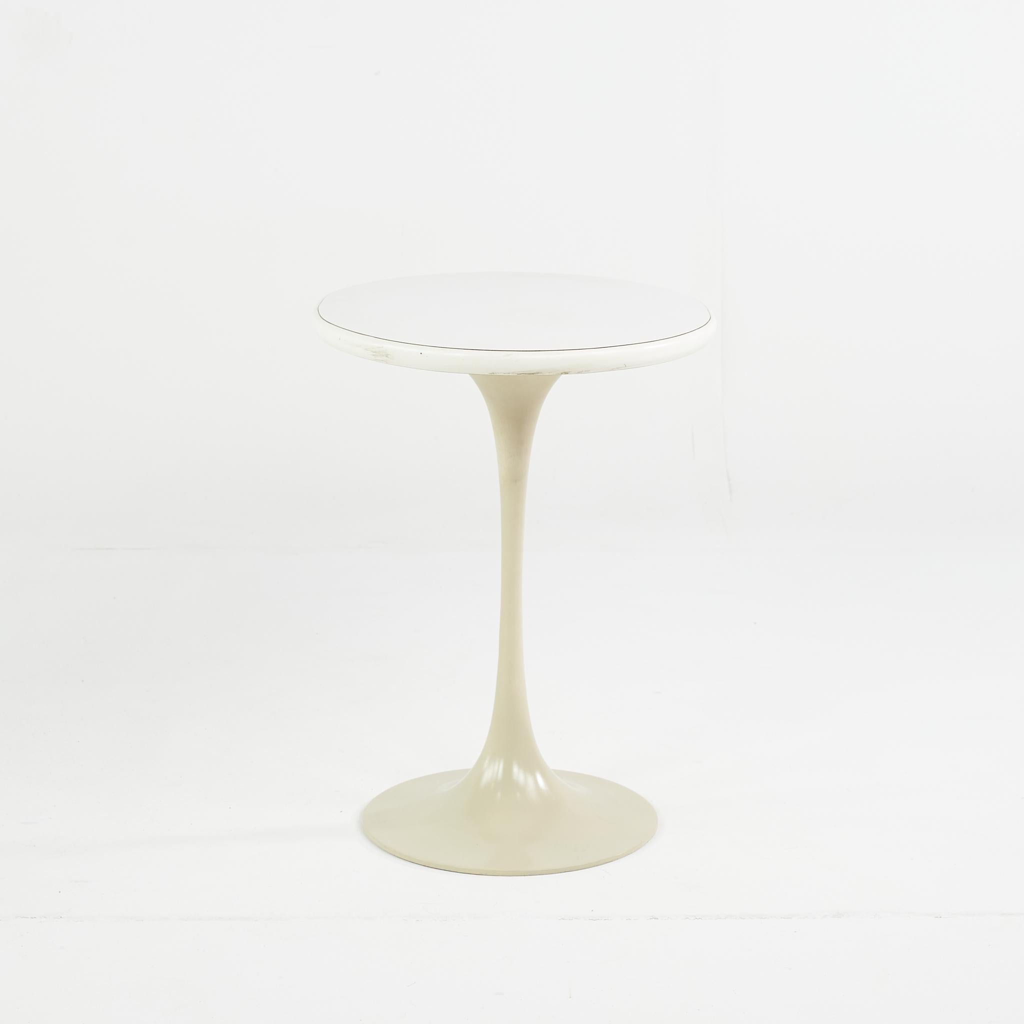 Eero Saarinen for Knoll Style Mid-Century Oval Tulip Tables, a Pair For Sale 1