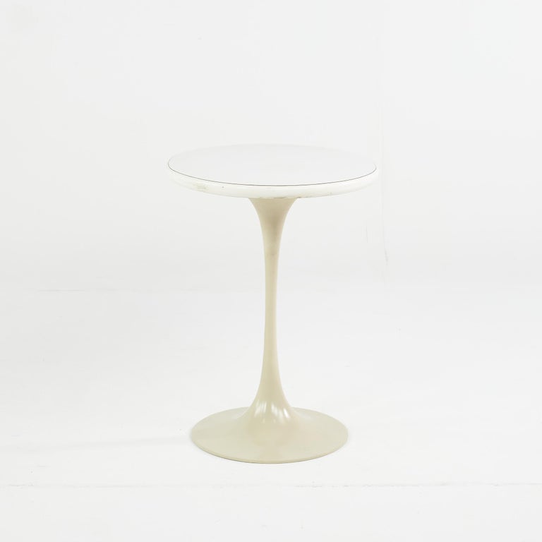 Eero Saarinen for Knoll Style Mid-Century Oval Tulip Tables, a Pair For Sale 1