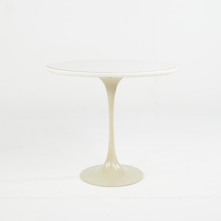 Eero Saarinen for Knoll Style Mid-Century Oval Tulip Tables, a Pair For Sale 2