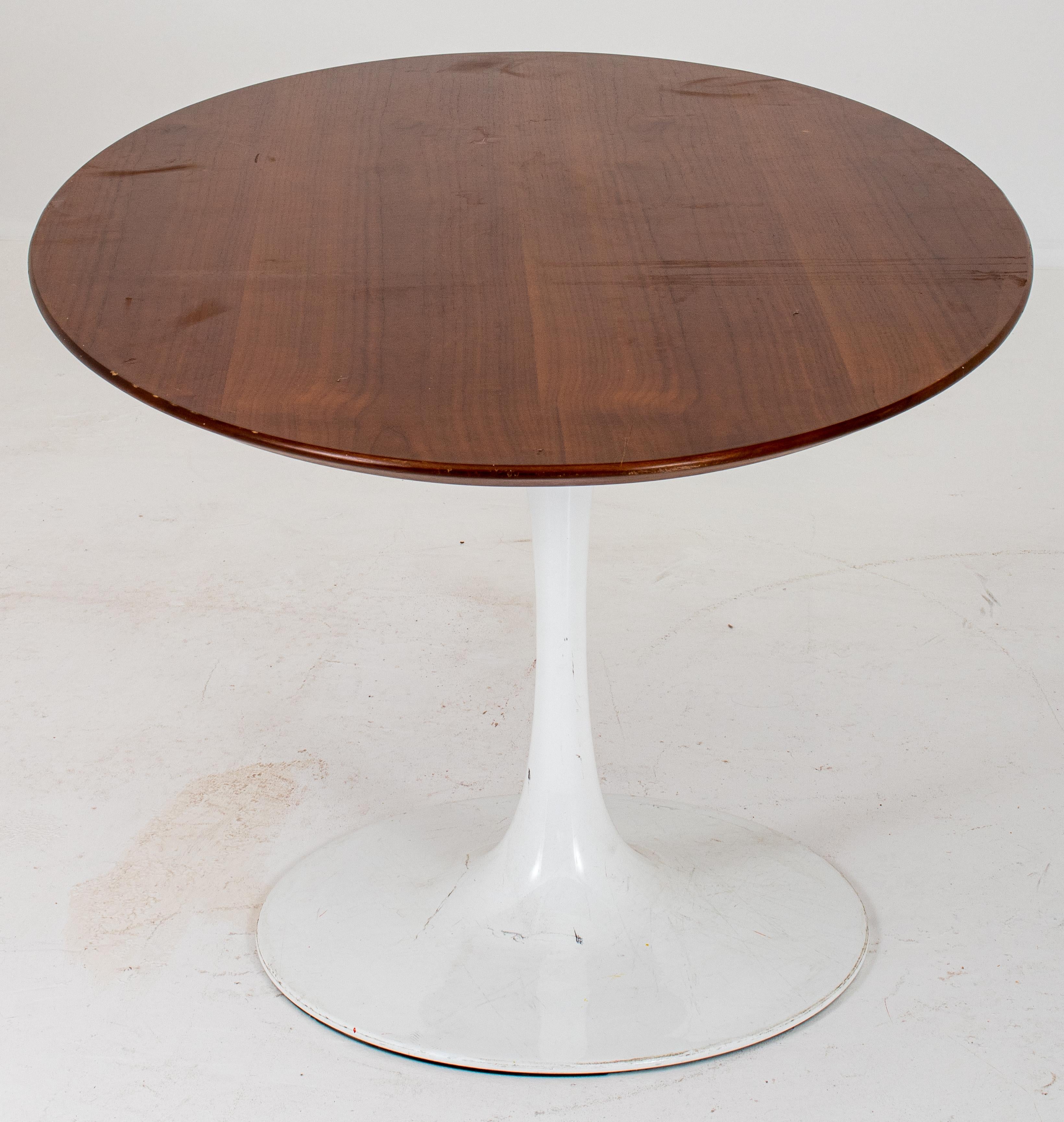 Eero Saarinen for Knoll style oval dining table with white mushroom base and walnut top. Measures: 29