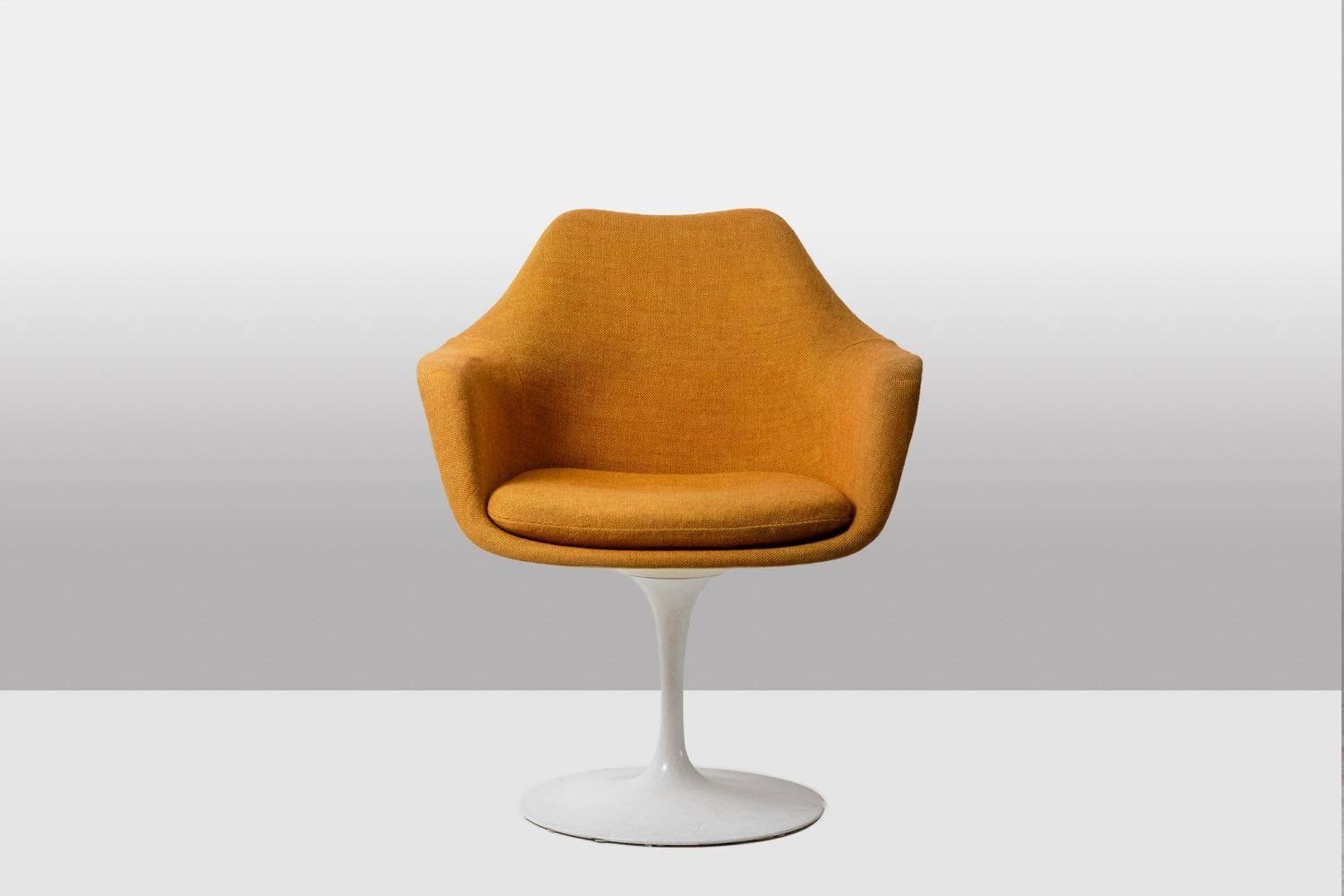 Eero Saarinen pour Knoll.

Fauteuil 'Tulip', base en aluminium laqué, assise en tissu chiné jaune safran (hauteur d'assise : 46 cm).

Le design finlandais des années 1960-1970.

Dimensions : H 82 x L 68 x P 50

Référence : LS6555