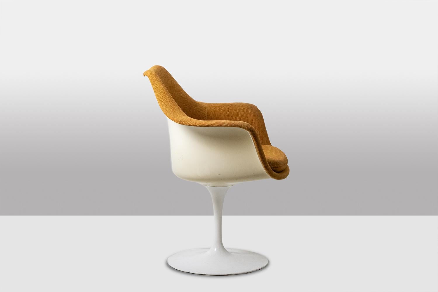 Laqué Eero Saarinen, pour KNOLL, fauteuil 'Tulip' en jaune safran. Circa 1960-70 en vente