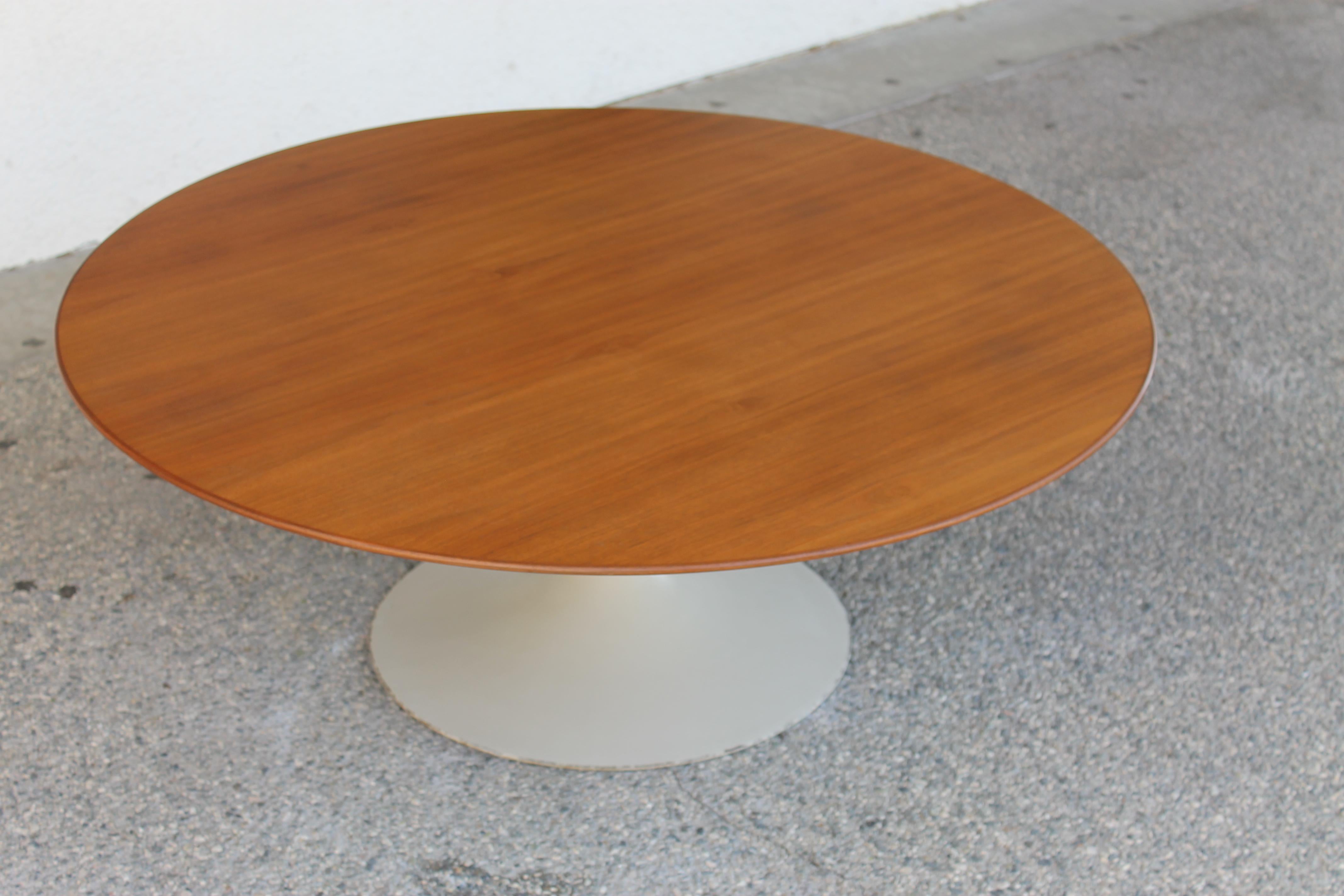 Saarinen coffee table for Knoll Associates, Inc. 320 Park Ave., N. Y. Table features an original powder coated steel base with a refinished walnut top. Manufacturer label appears twice. We had the wood top professionally refinished. The walnut top