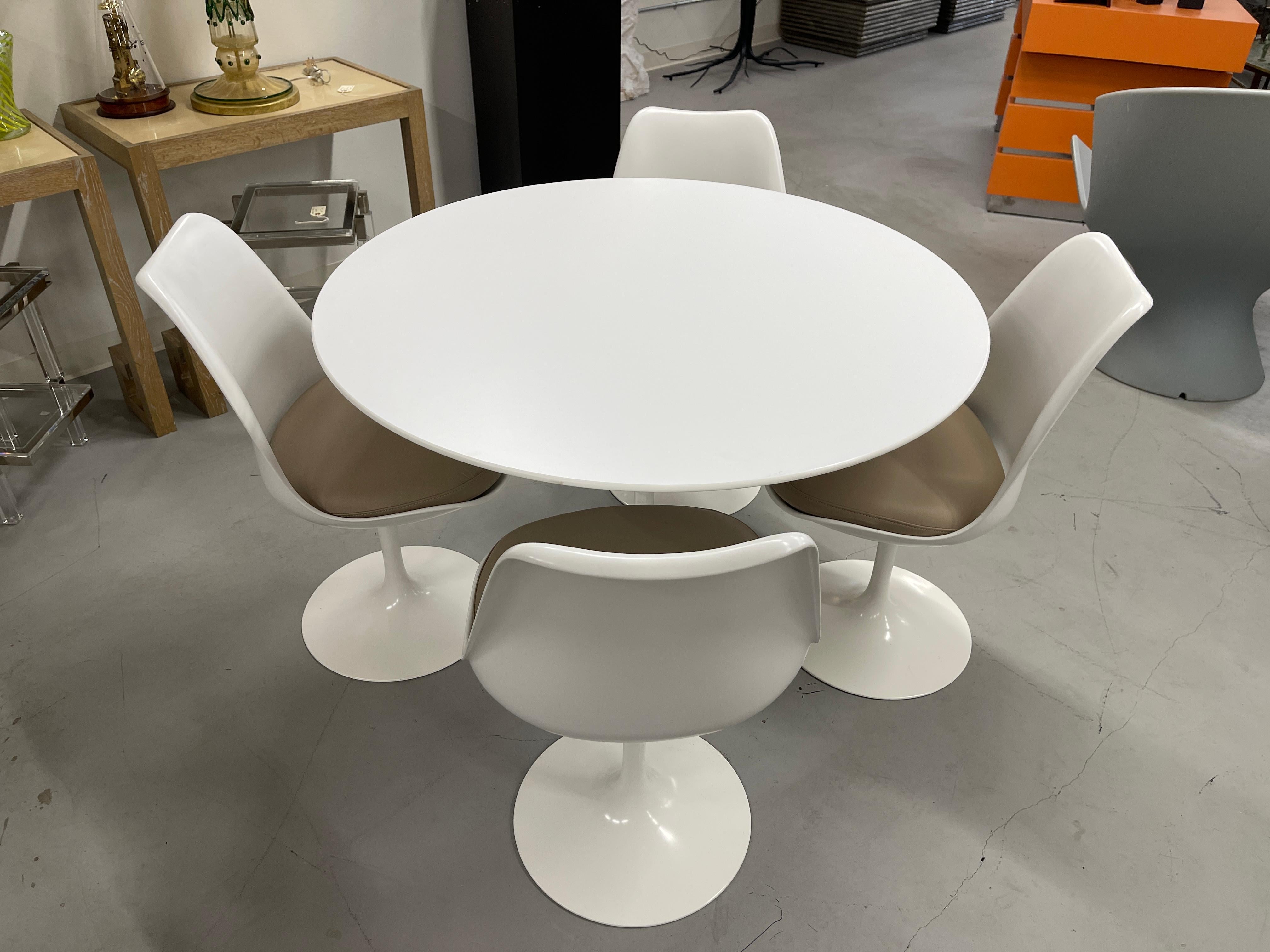 Eero Saarinen for Knoll Tulip Dining Table and Chairs 10