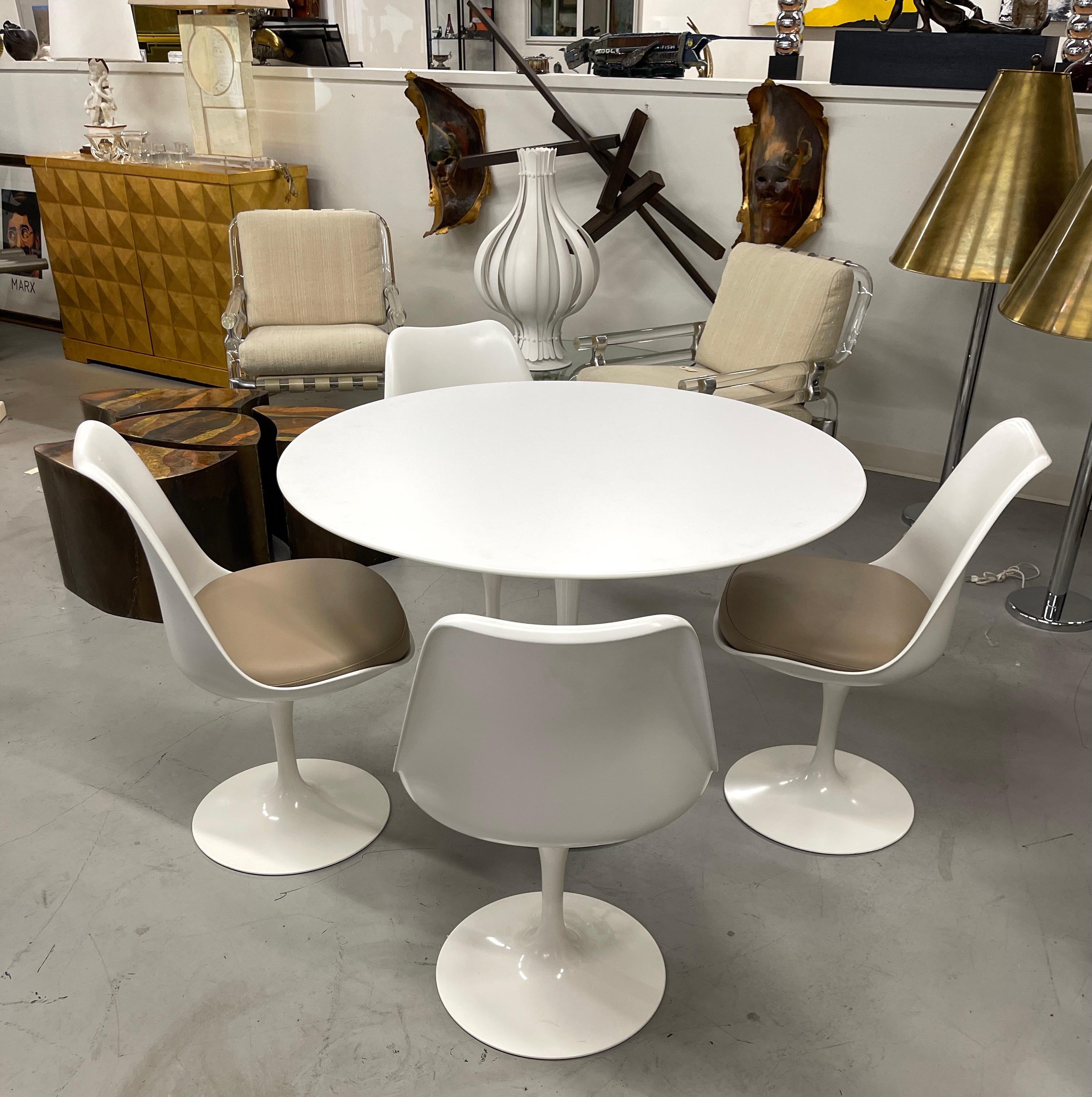 American Eero Saarinen for Knoll Tulip Dining Table and Chairs