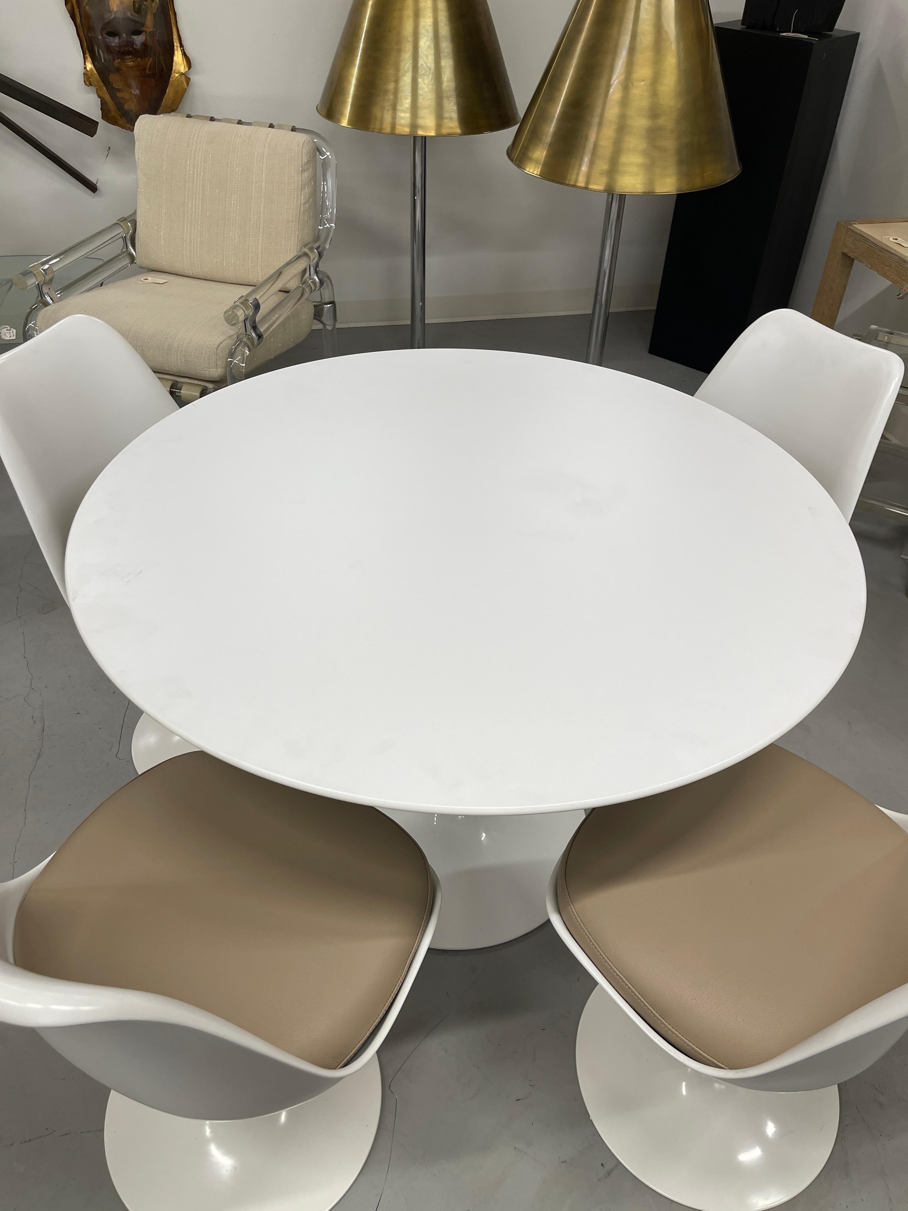 Eero Saarinen for Knoll Tulip Dining Table and Chairs In Good Condition In Palm Springs, CA