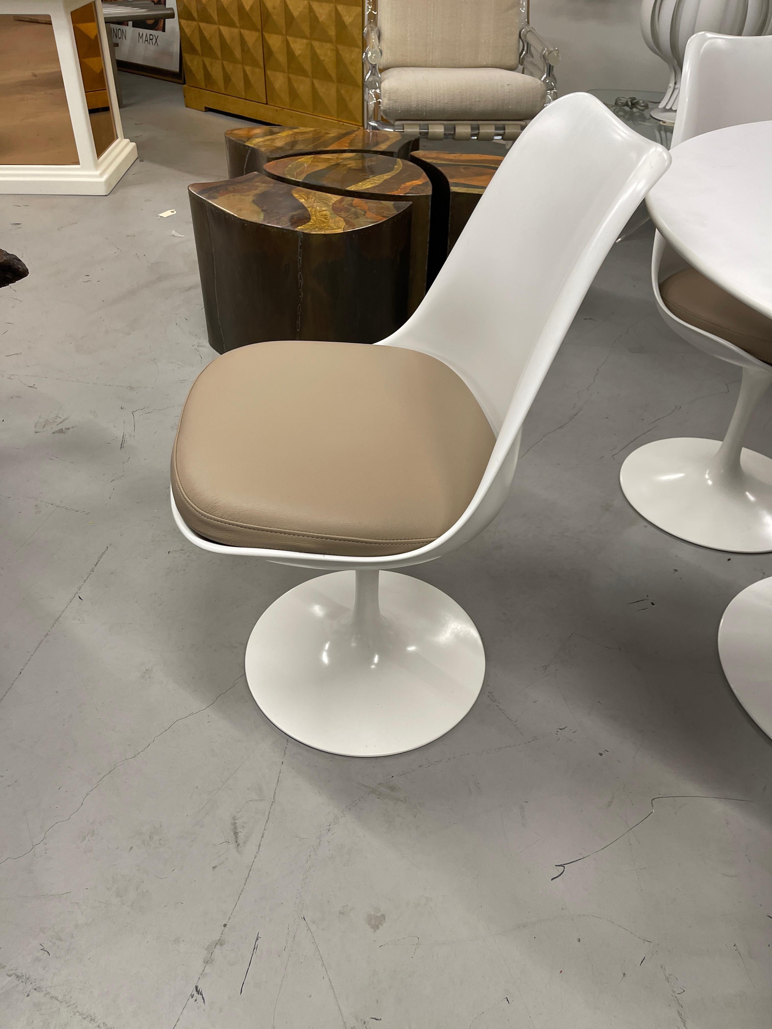 Eero Saarinen for Knoll Tulip Dining Table and Chairs 1
