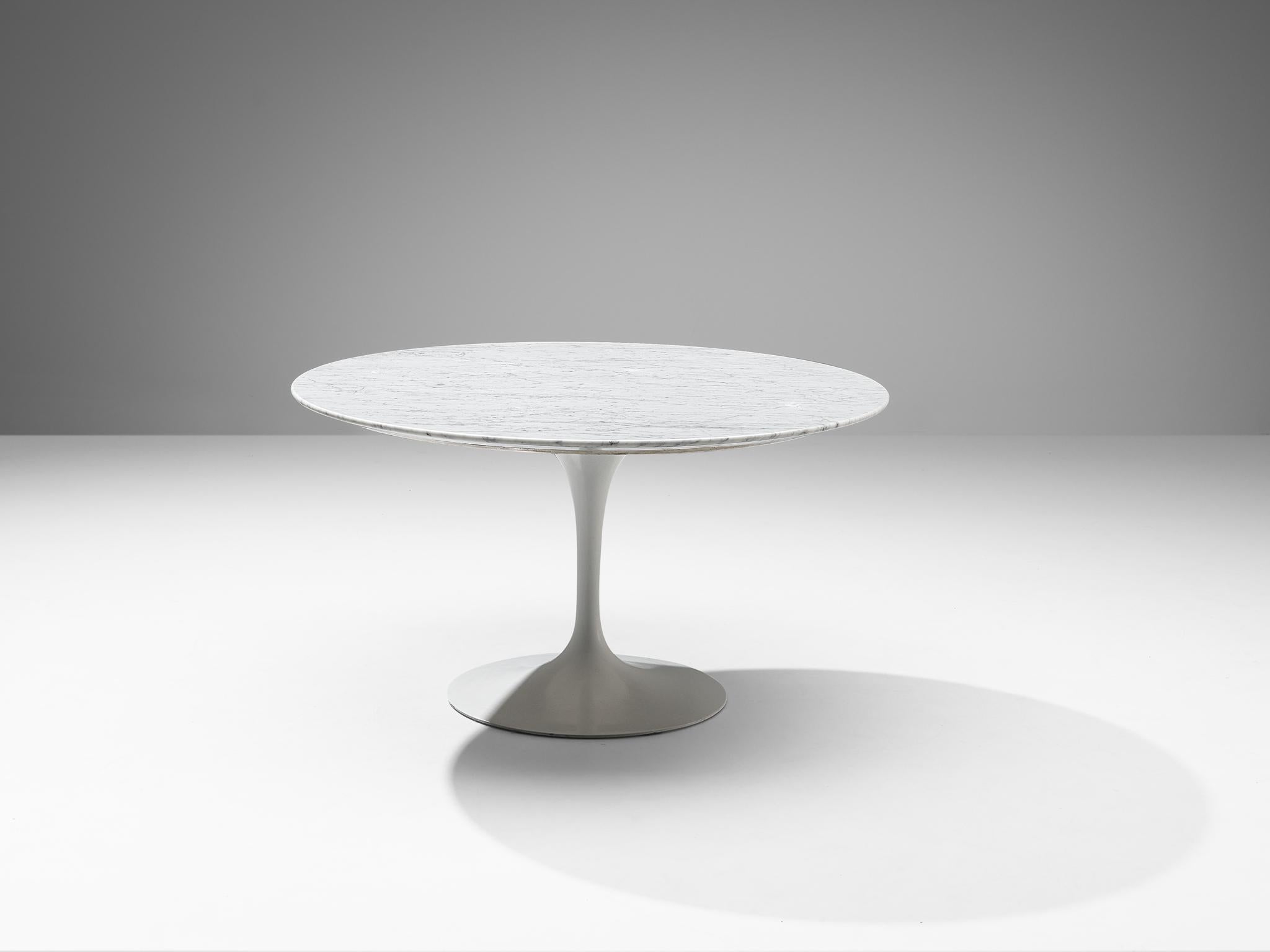 Eero Saarinen for Knoll 'Tulip' Dining Table with Carrara Marble Top  In Good Condition For Sale In Waalwijk, NL