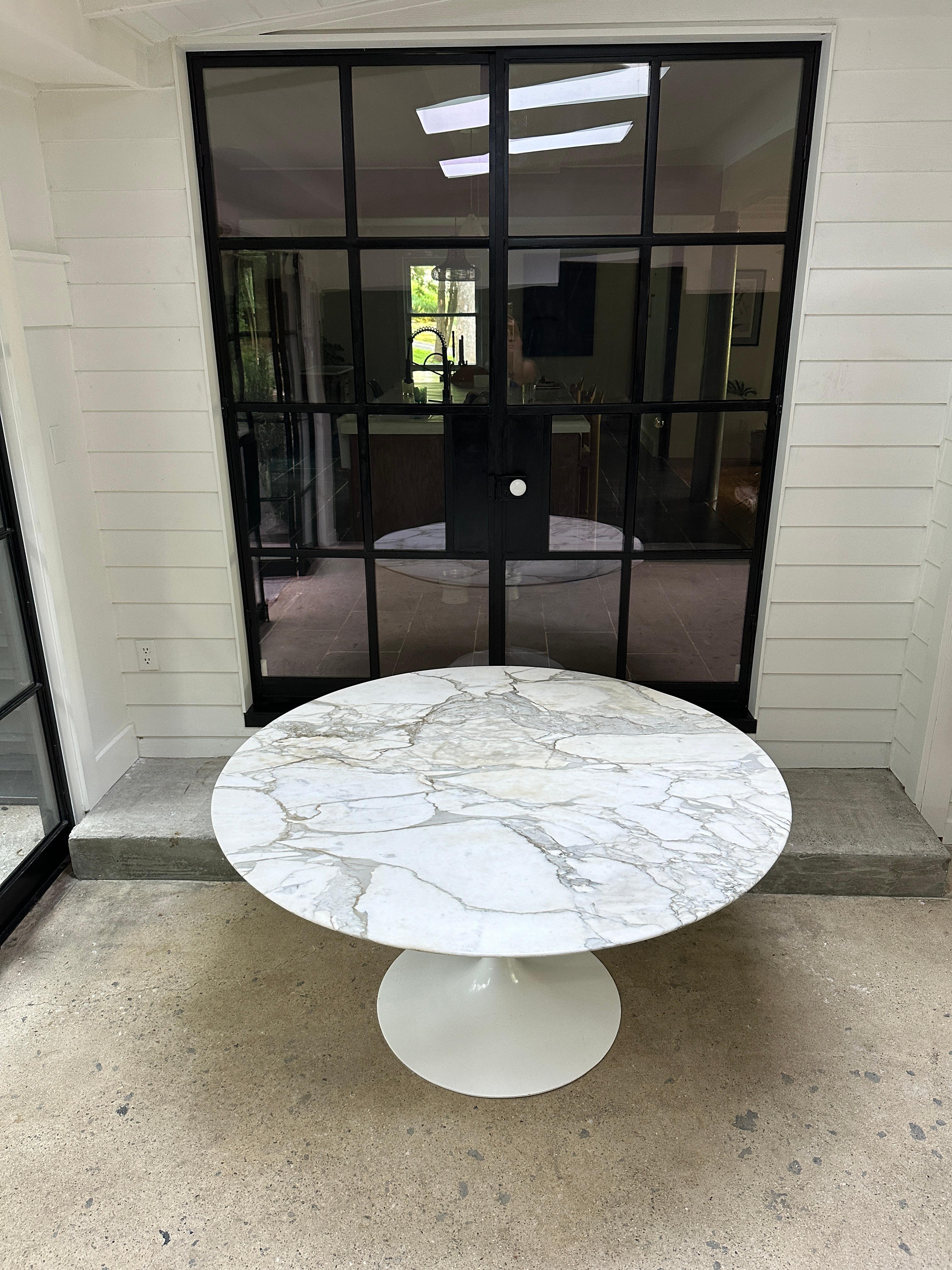 Eero Saarinen for Knoll 'Tulip' Dining Table with Carrara Marble Top For Sale 1