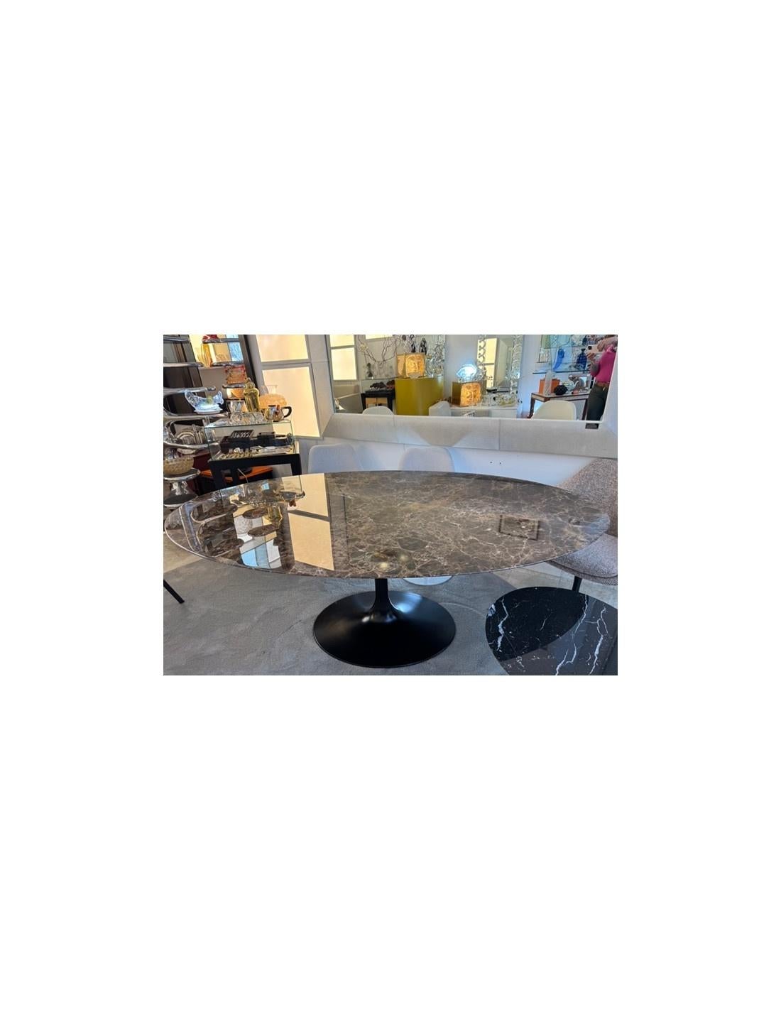 Knoll & Eero Saarinen -- Tavolo Tulip in marmo Emperador. Piano ovale su una base in alluminio rivestita in Rilsan nero.

Circa 2022

Alluminio trattato e protetto con Rilsan.

Targa con il logo KnollStudio firmato dal designer.

Dimensioni:

W 198