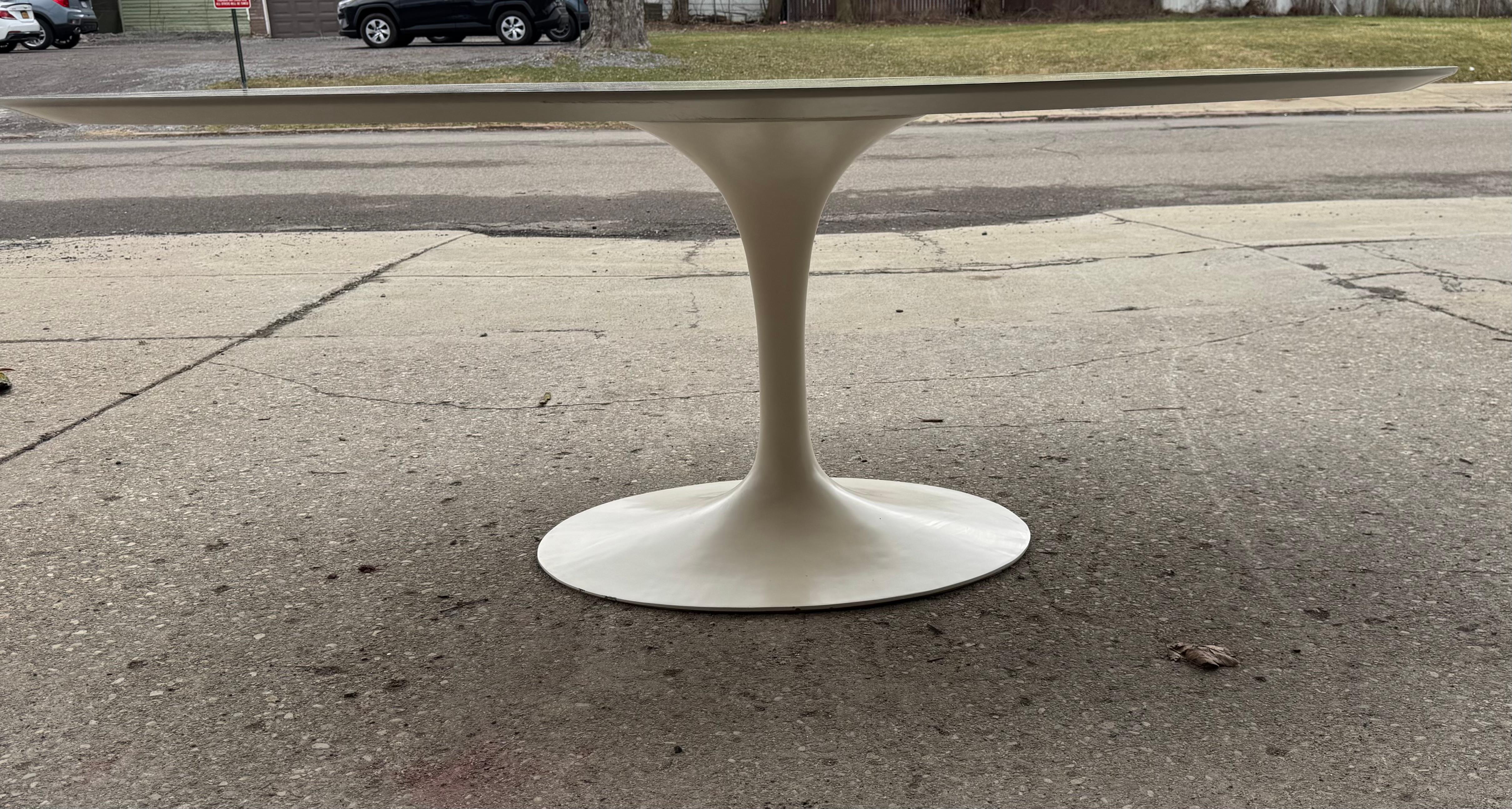 Tulpen-Set aus großem ovalem Tisch und 6 Stühlen, Eero Saarinen für Knoll, 1970er Jahre (amerikanisch) im Angebot