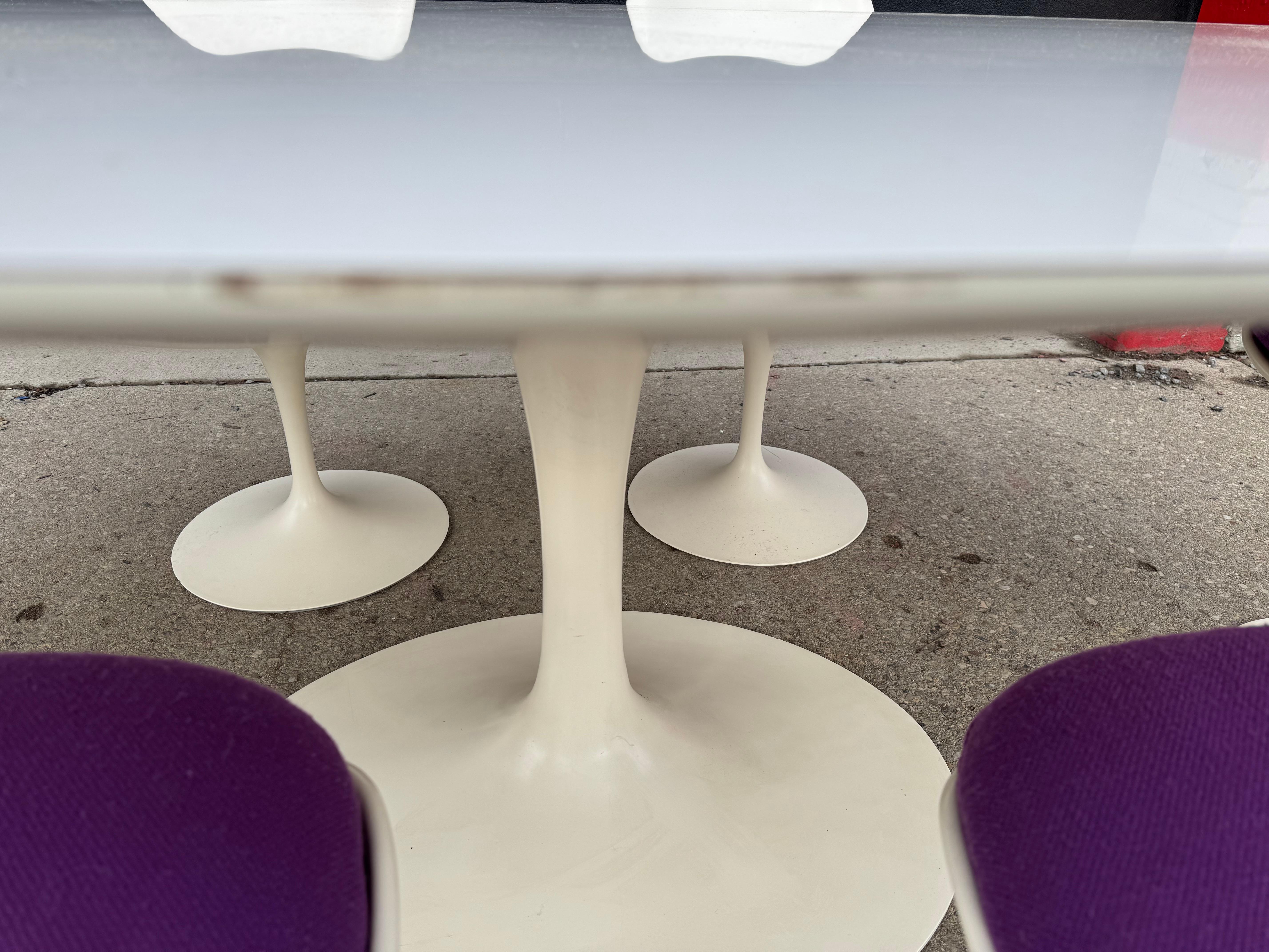 Tulpen-Set aus großem ovalem Tisch und 6 Stühlen, Eero Saarinen für Knoll, 1970er Jahre (Emailliert) im Angebot