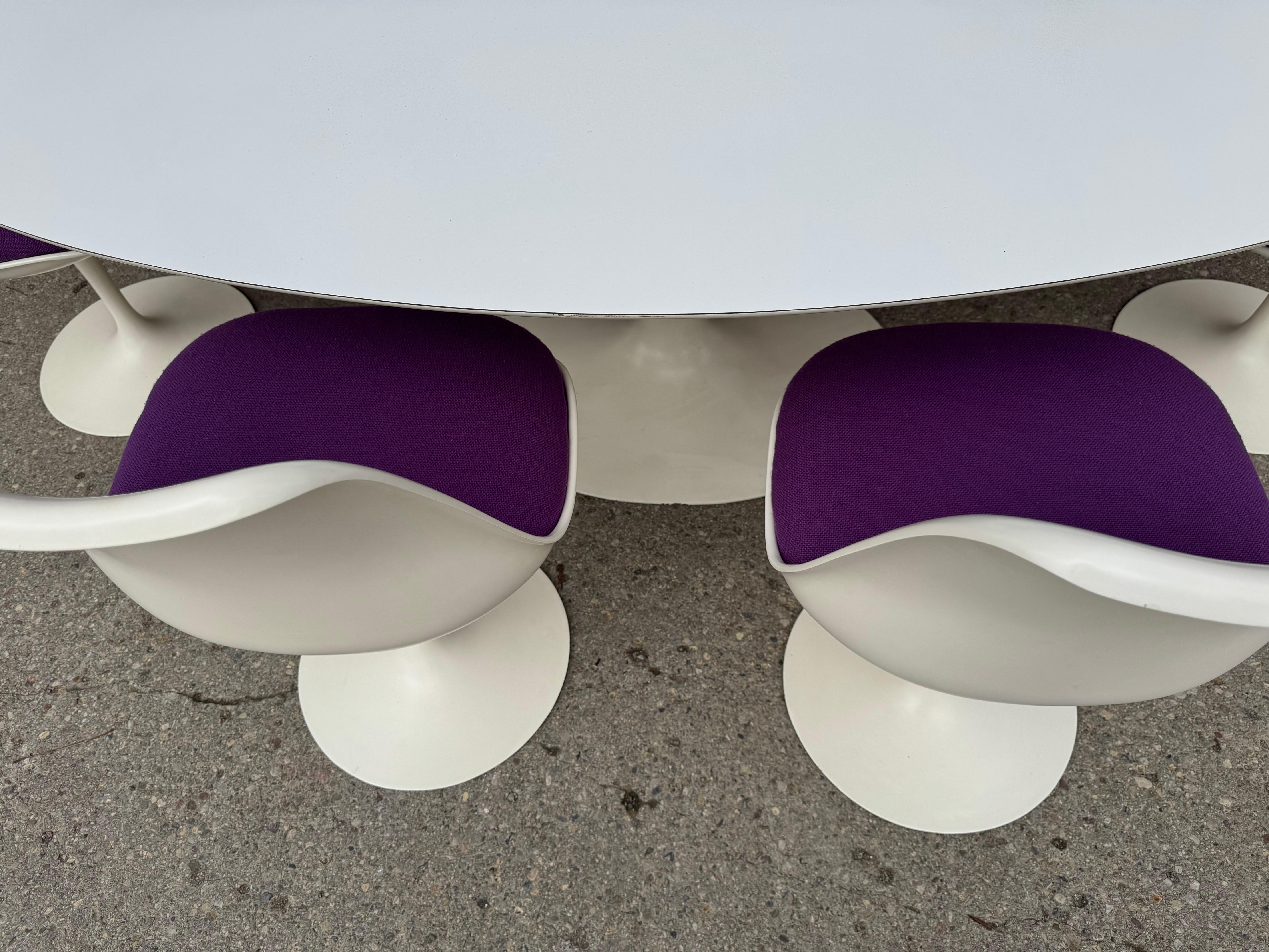 Tulpen-Set aus großem ovalem Tisch und 6 Stühlen, Eero Saarinen für Knoll, 1970er Jahre (Aluminium) im Angebot
