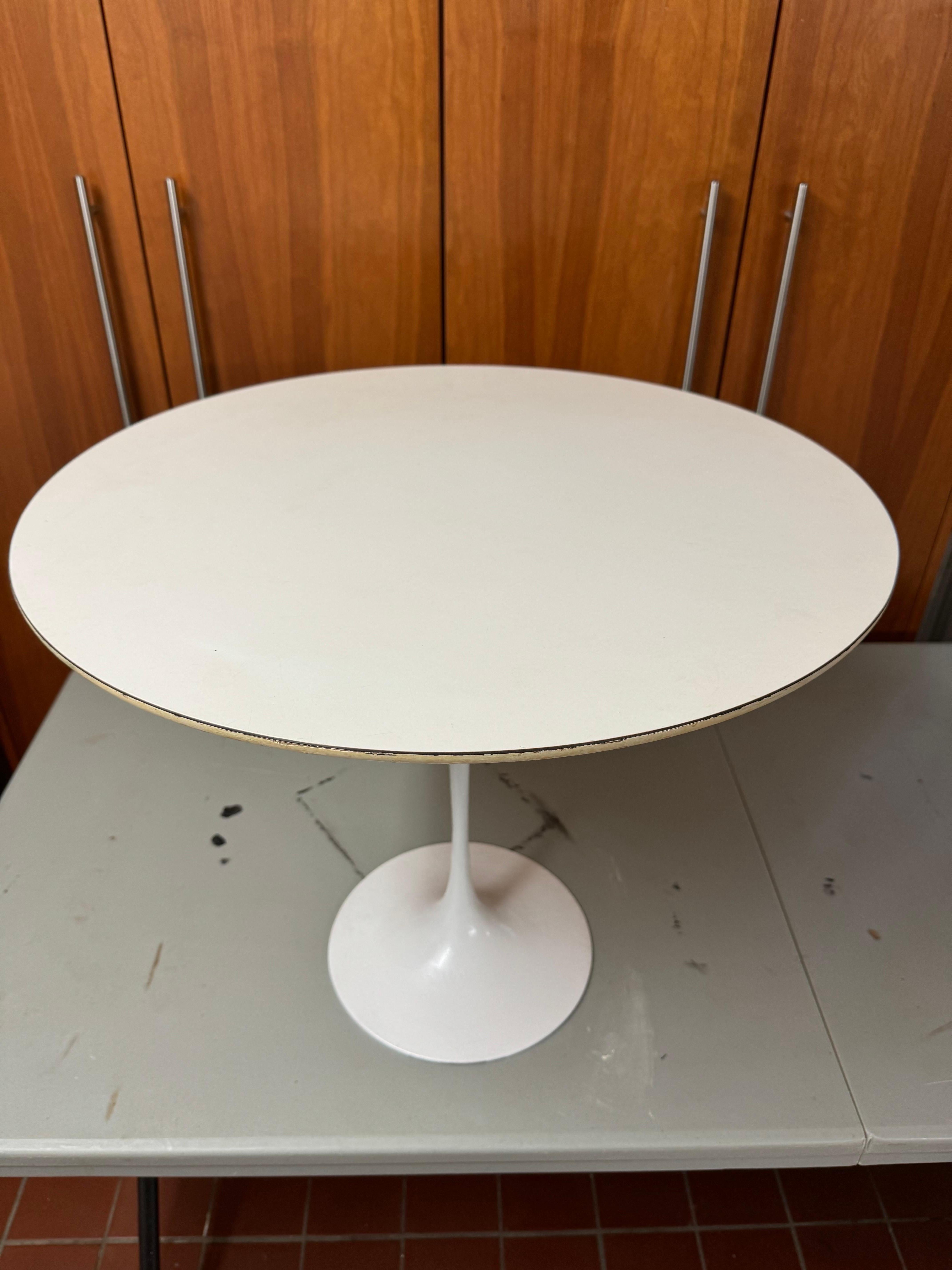Américain Table d'appoint Tulip d'Eero Saarinen pour Knoll en vente