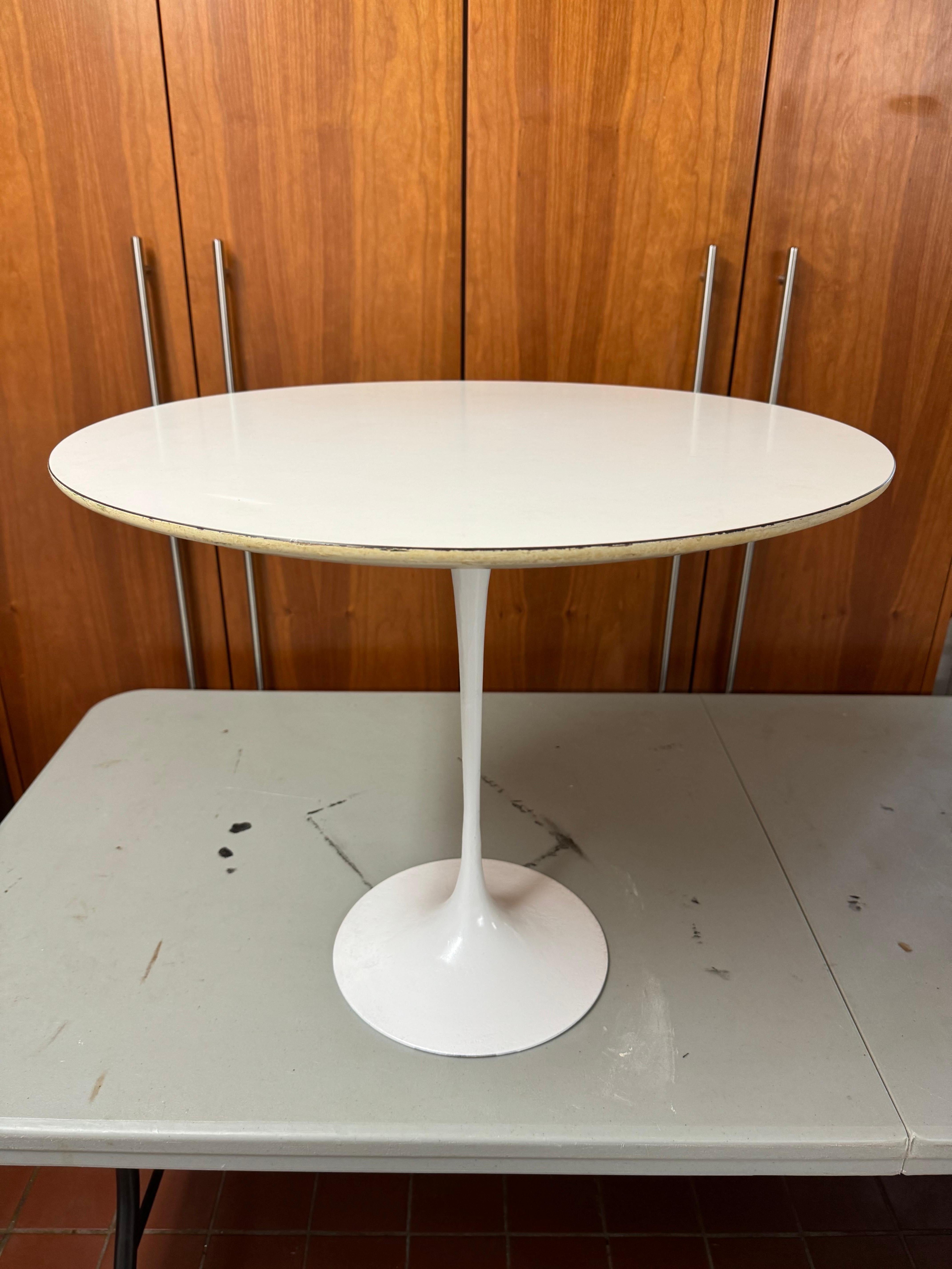 Eero Saarinen for Knoll Tulip Side Table. Table d'appoint blanche classique pour une pièce moderne. Design/One intemporel et iconique.