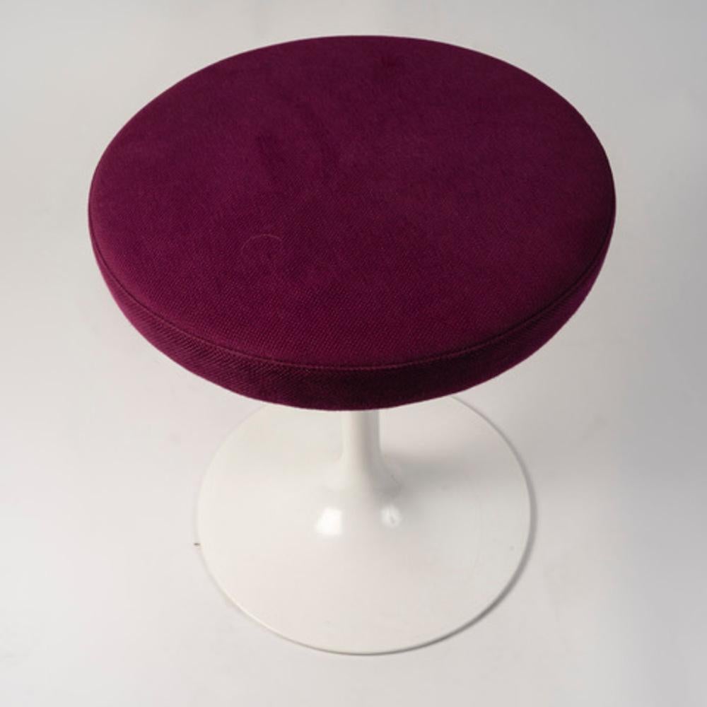 Kwadra-Stoff in Pflaume und Fuchsie.

Drehbarer Fuß aus Aluminium, beschichtet mit grünem Rilsan.

Modell aus dem Jahr 1957.

Markiert unter dem Sockel.

Abmessungen:

H: 42 cm

Durchmesser: 38 cm