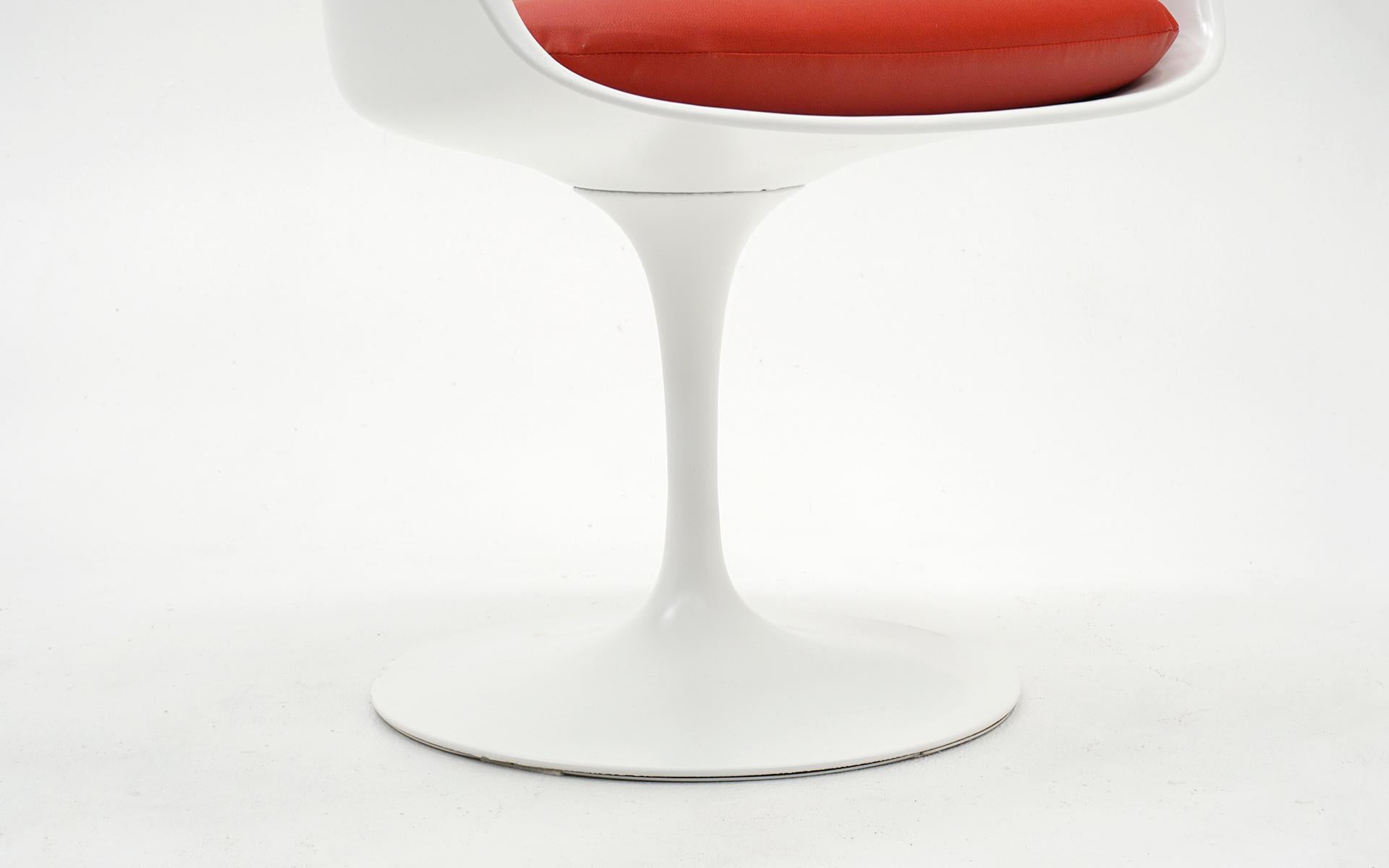 Mid-Century Modern Eero Saarinen for Knoll Tulip Swivel Chair with Arms, White, Red, Excellent 